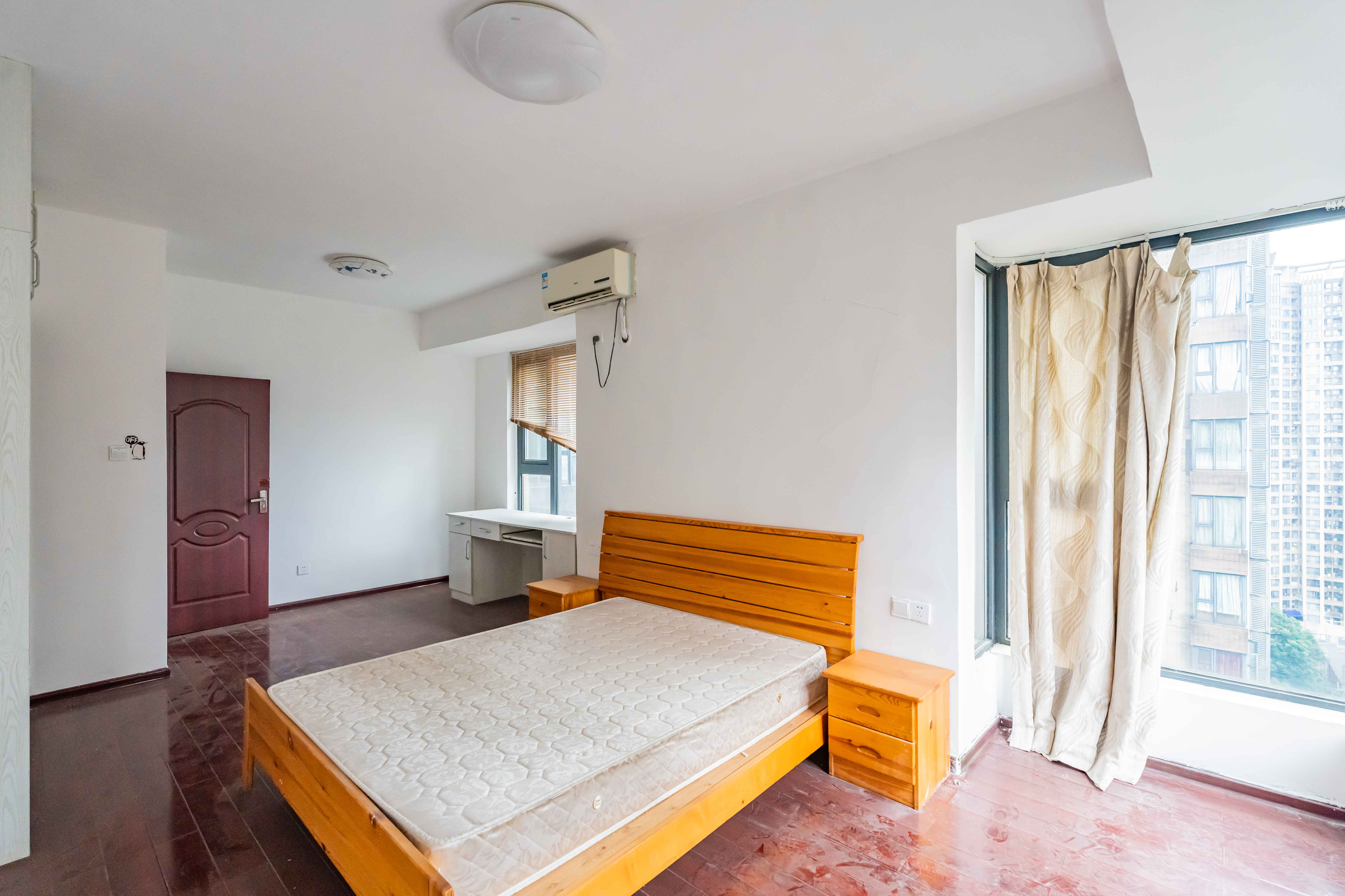 藏珑湖上国际花园  3室2厅1卫    78.0万 藏珑湖上国际花园  3室2厅1卫    78.0万卧室