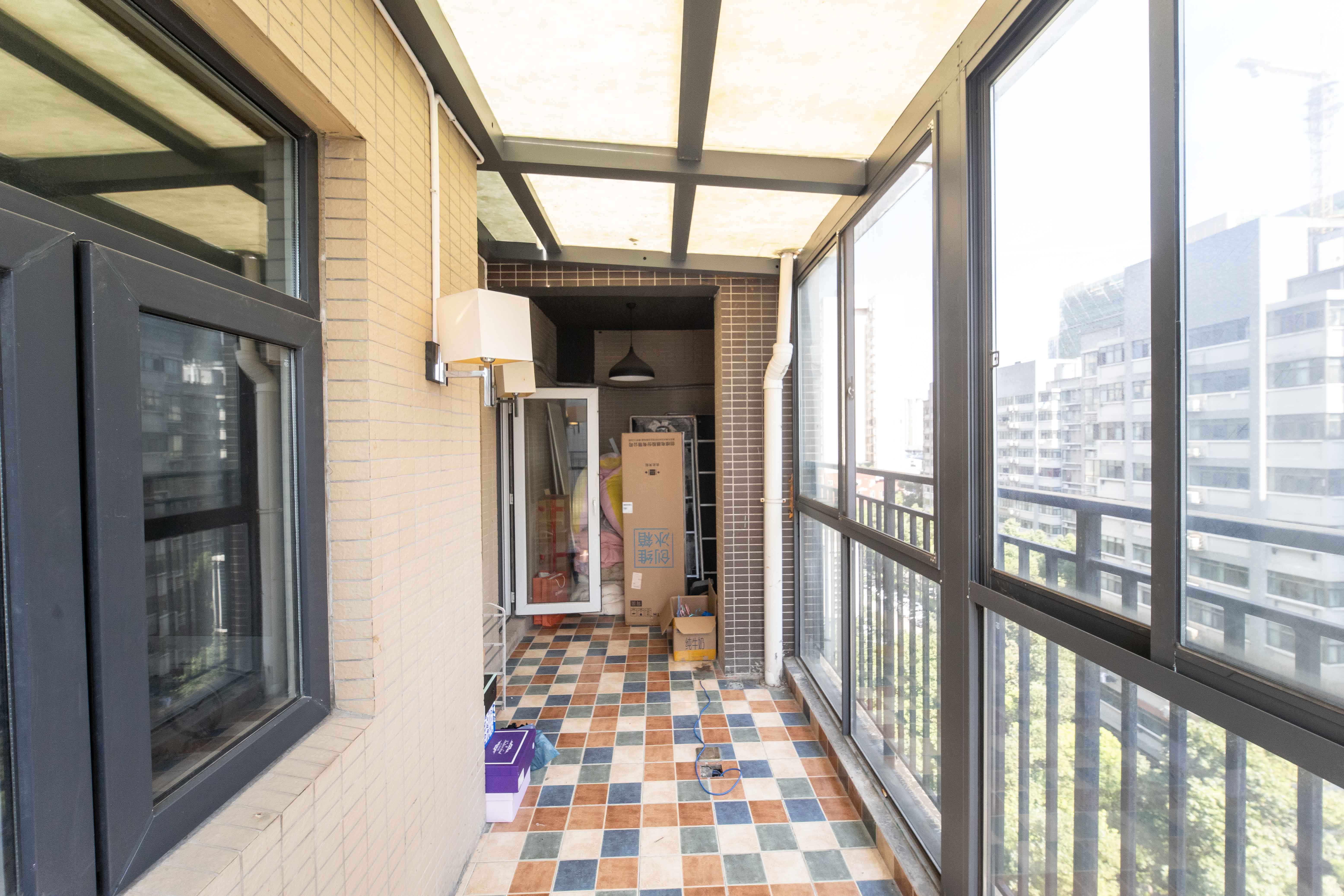 泊爱蓝湾  6室3厅4卫   258.00万阳台