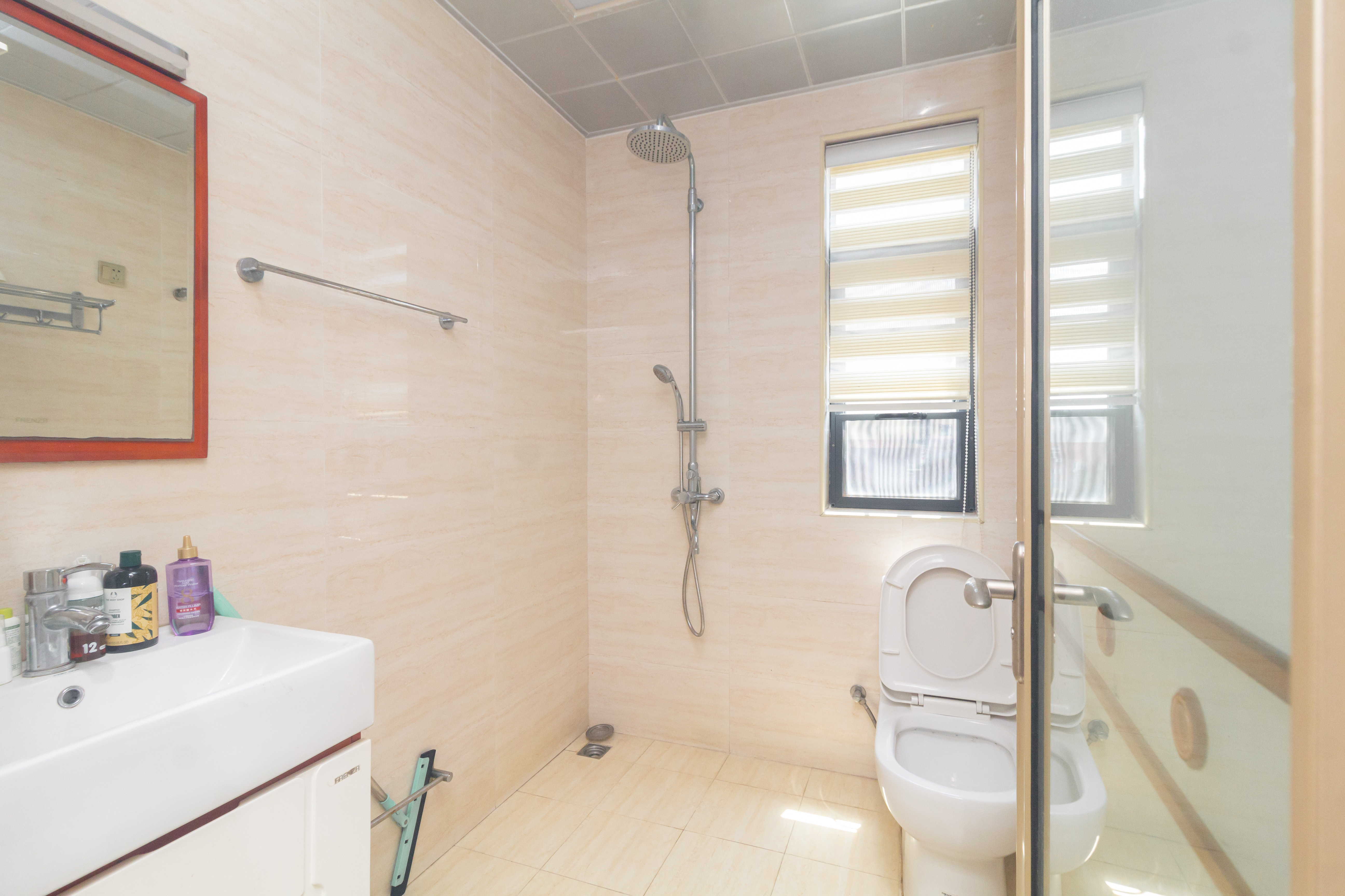 中国铁建国际城二期 4室2厅2卫 85.0万 中国铁建国际城二期 4室2厅2卫 85.0万卫生间