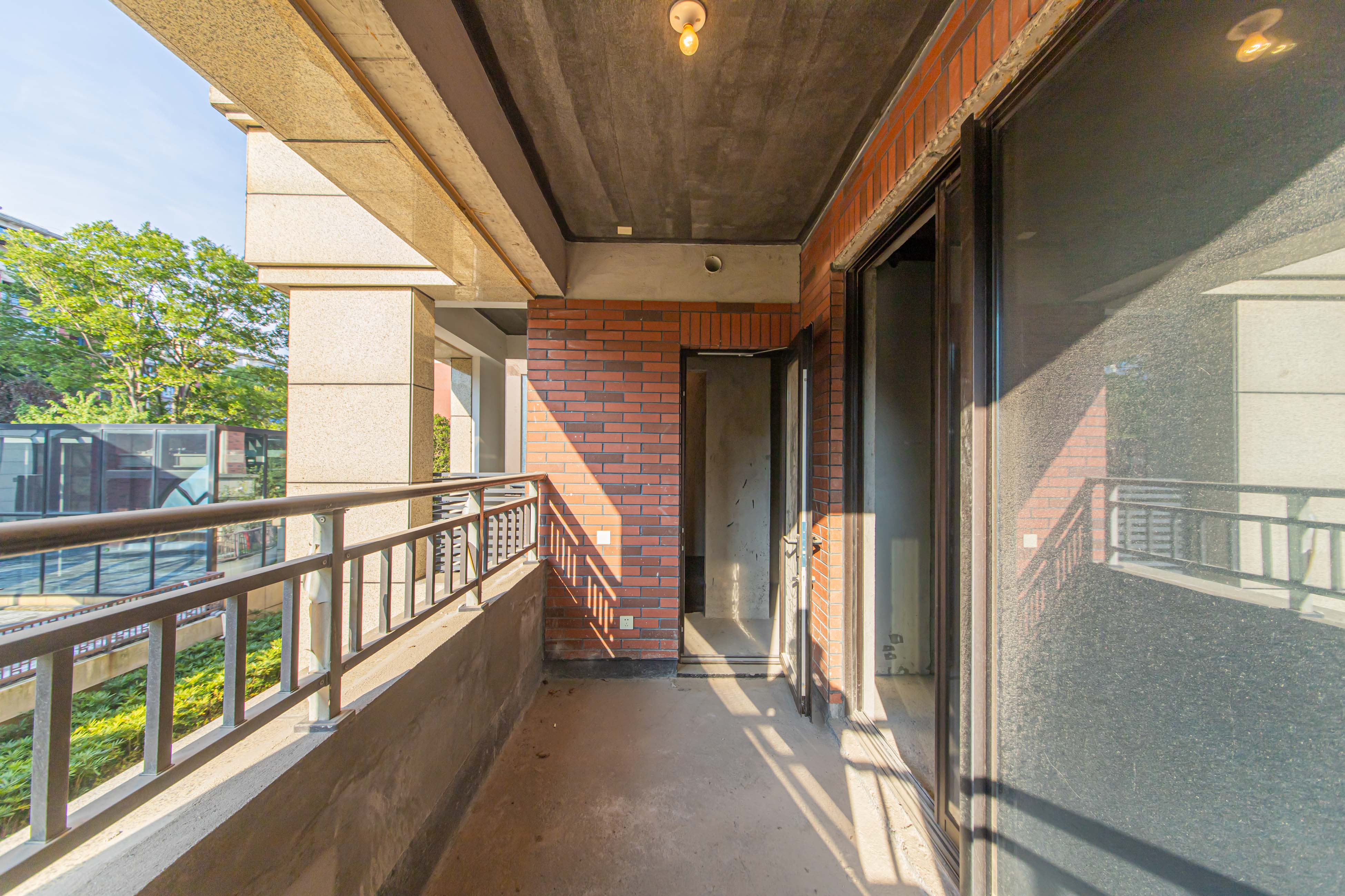 鑫远紫樾香山一期  5室2厅2卫    385.0万 鑫远紫樾香山一期  5室2厅2卫    385.0万其他