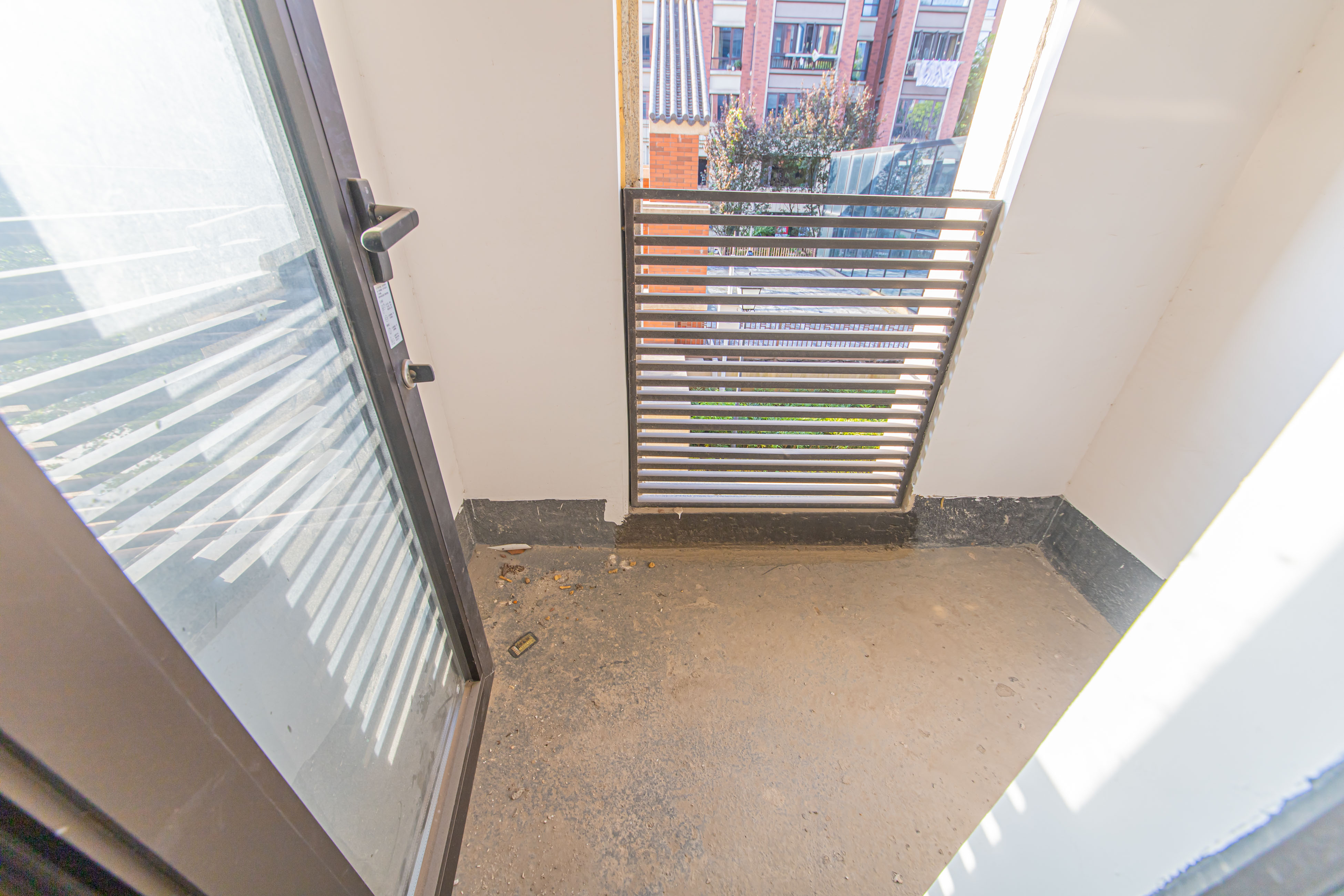 鑫远紫樾香山一期  5室2厅2卫    385.0万 鑫远紫樾香山一期  5室2厅2卫    385.0万阳台