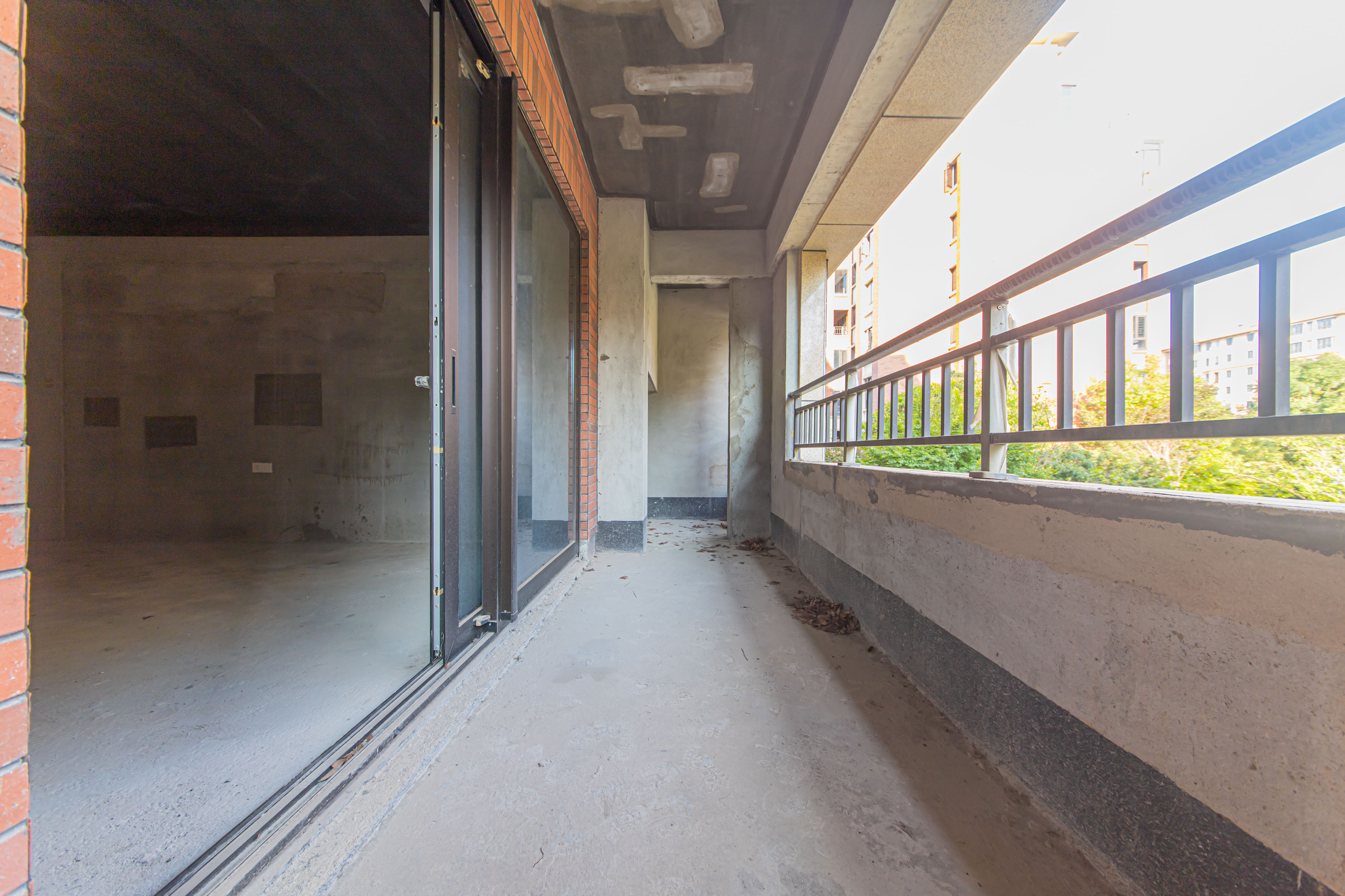 鑫远紫樾香山一期  5室2厅2卫    385.0万 鑫远紫樾香山一期  5室2厅2卫    385.0万阳台