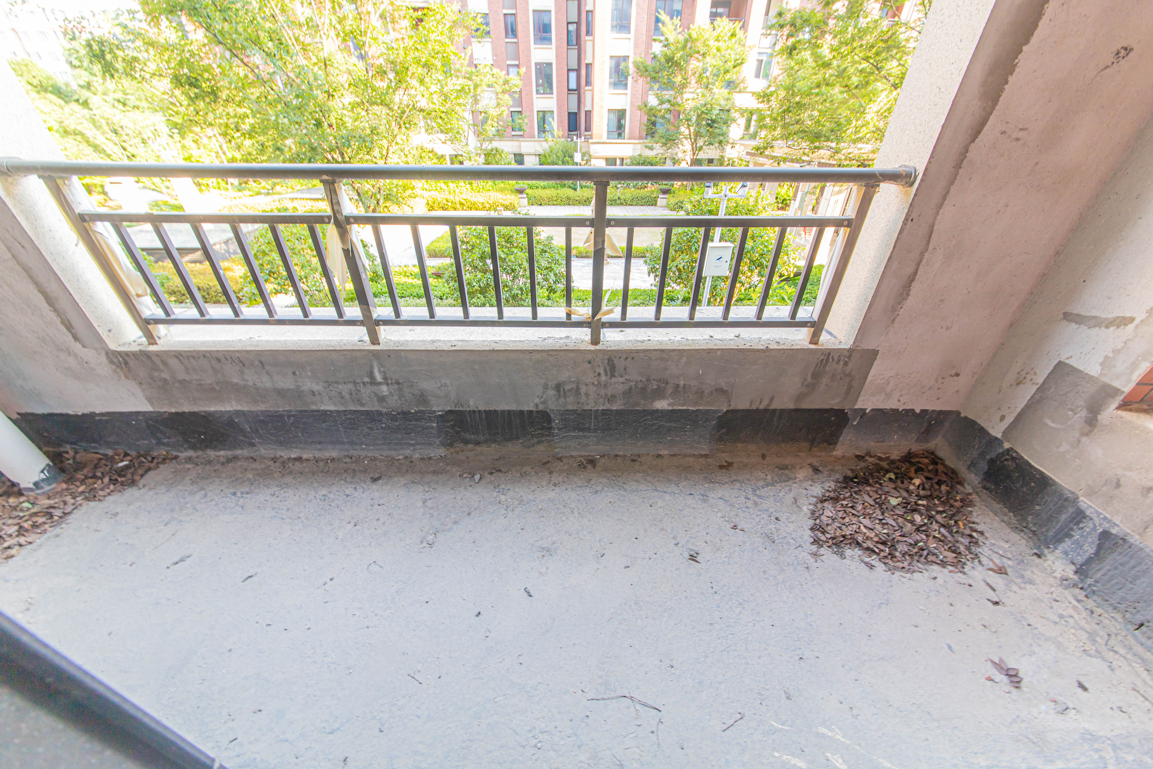 鑫远紫樾香山一期  5室2厅2卫    385.0万 鑫远紫樾香山一期  5室2厅2卫    385.0万阳台