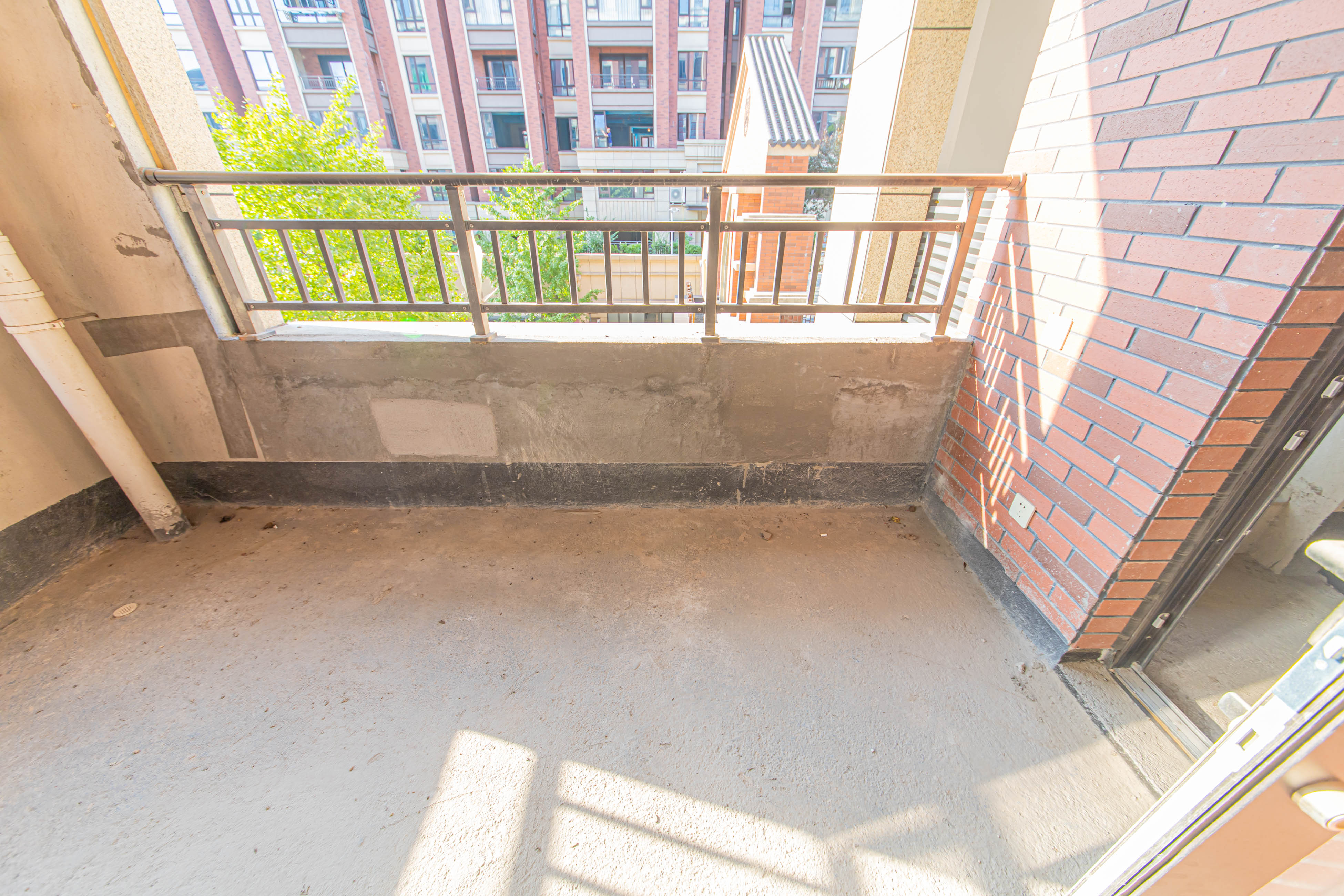 鑫远紫樾香山一期  5室2厅2卫    385.0万 鑫远紫樾香山一期  5室2厅2卫    385.0万阳台