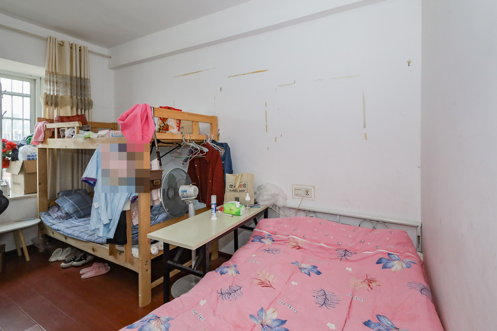 德润园  4室2厅2卫    135.0万卧室