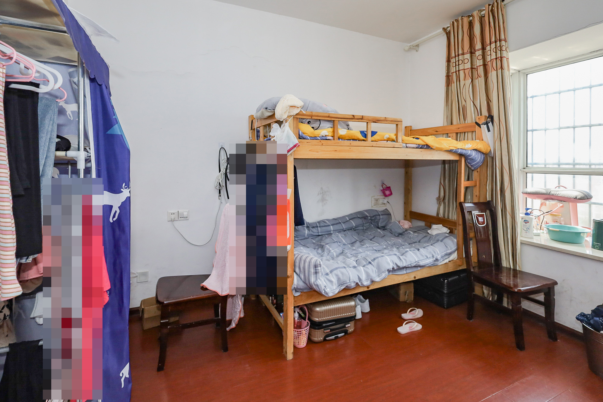 德润园  4室2厅2卫    135.0万卧室