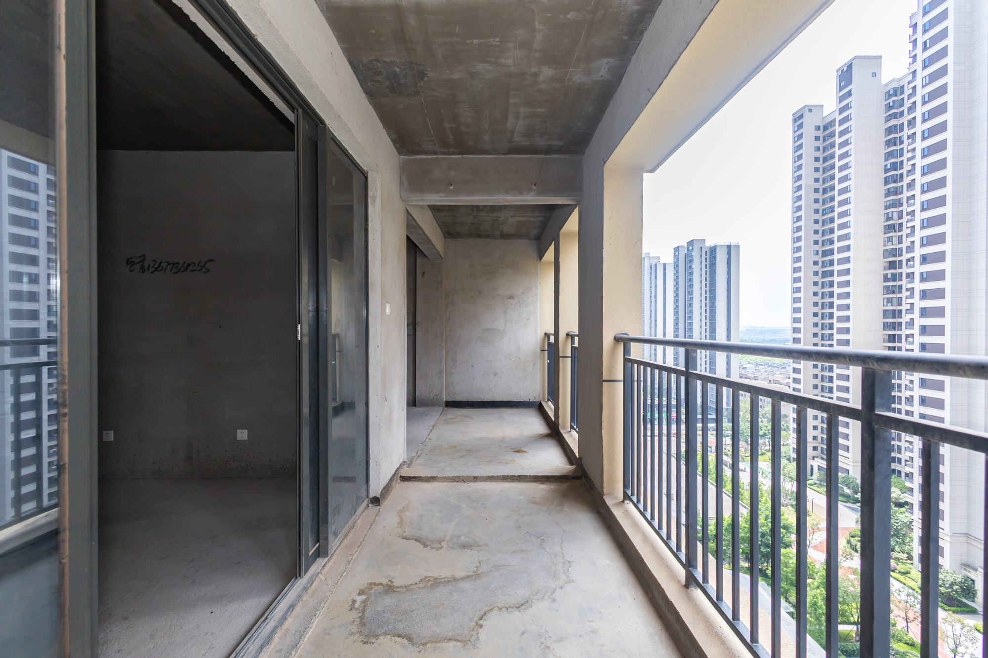 奥凯花园  4室2厅2卫   107.50万阳台