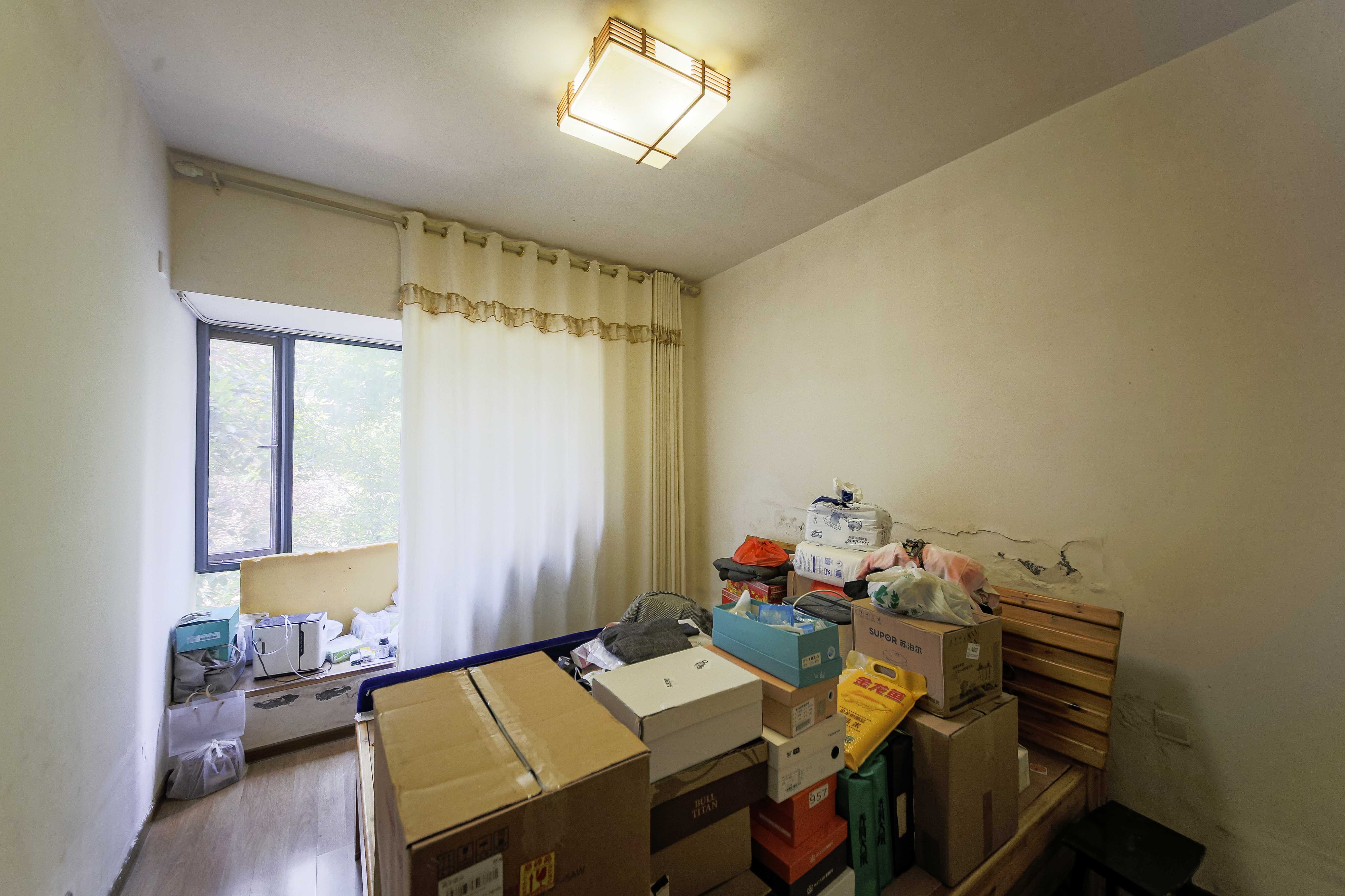 梦网景园  4室2厅2卫   167.00万卧室