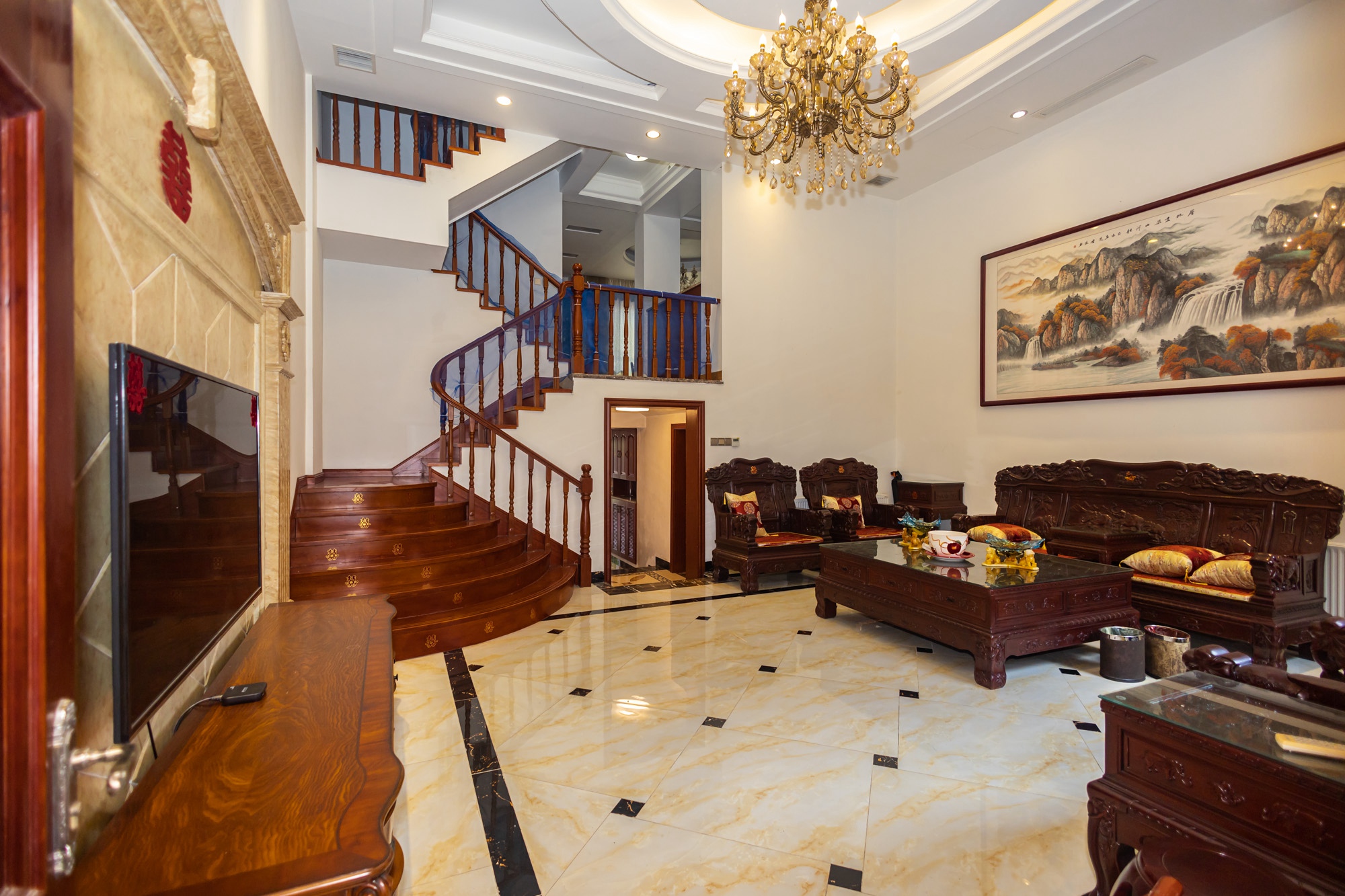 鹏基诺亚山林 6室2厅3卫 398.6万 鹏基诺亚山林 6室2厅3卫 398.6万客厅