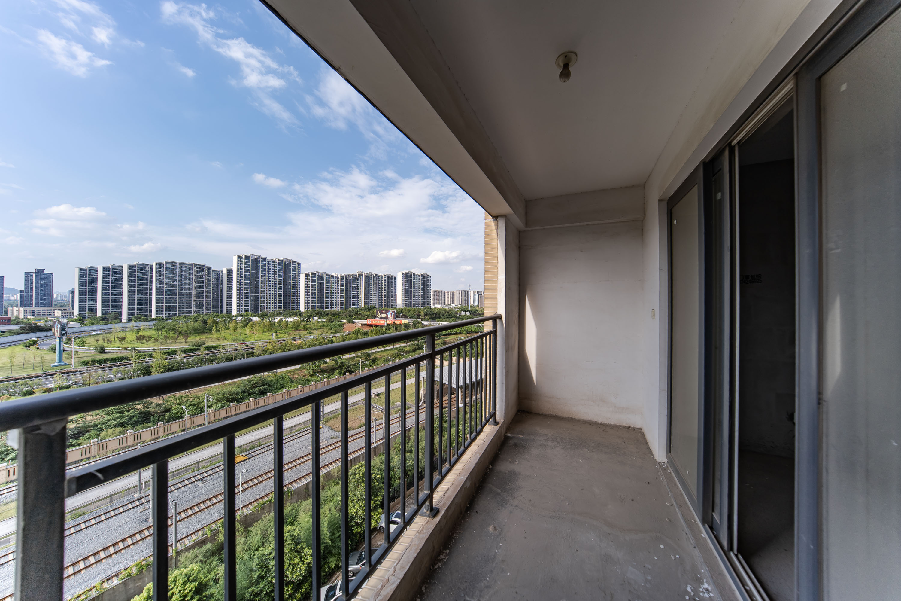 洋湖明园一期  3室2厅2卫   88.00万阳台