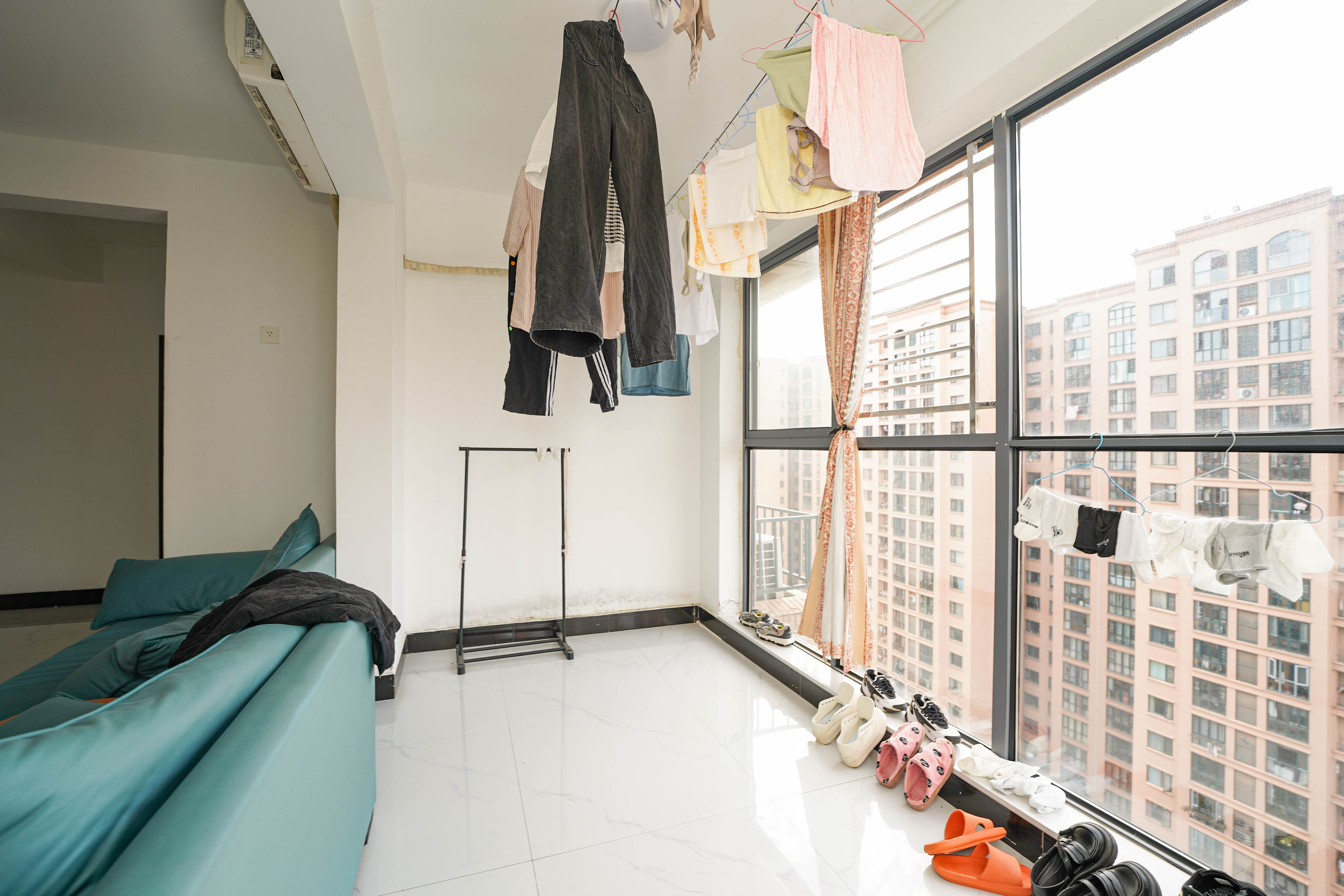 丽发新城  3室2厅2卫   96.00万阳台