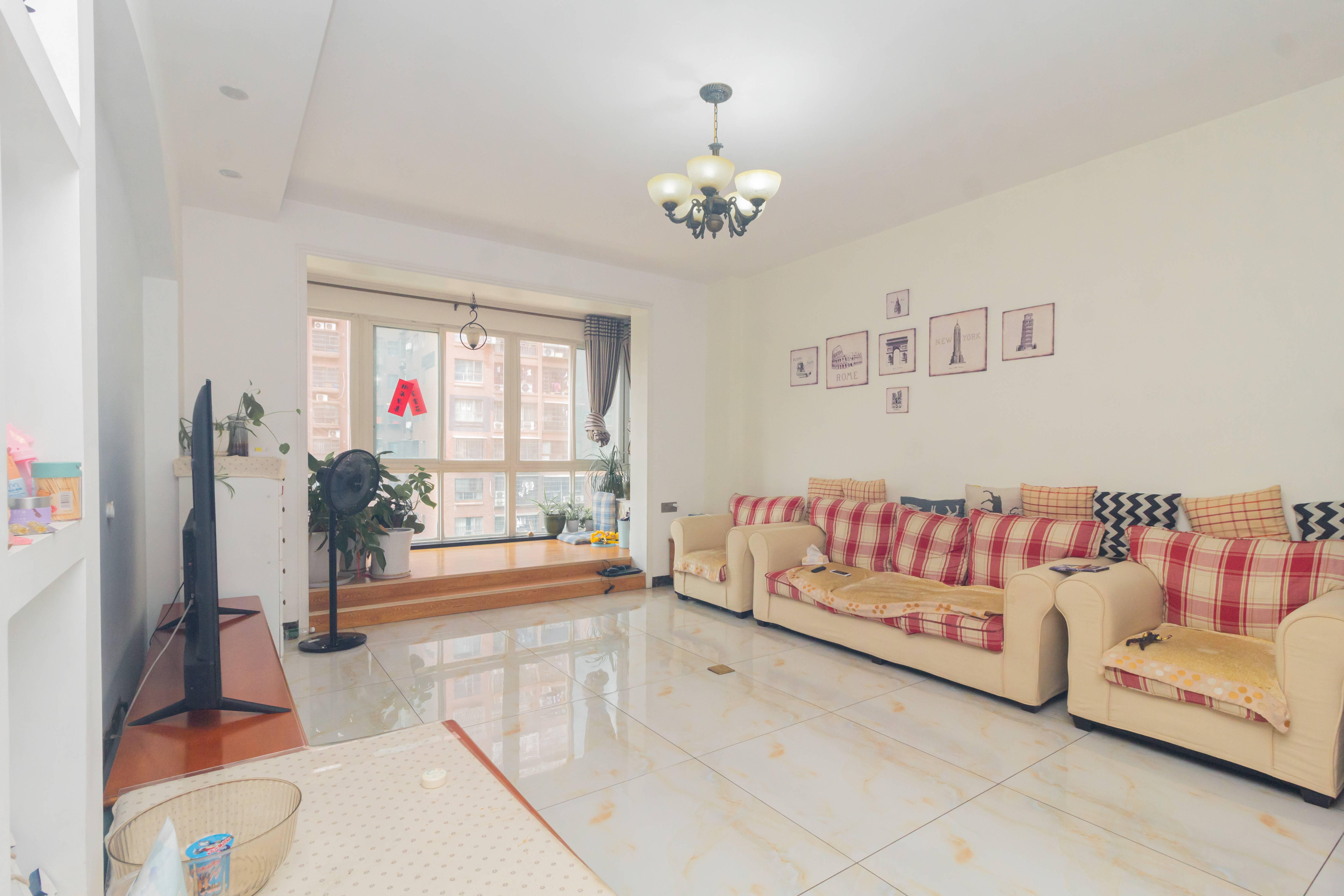 东城名苑  3室2厅2卫    83.28万客厅