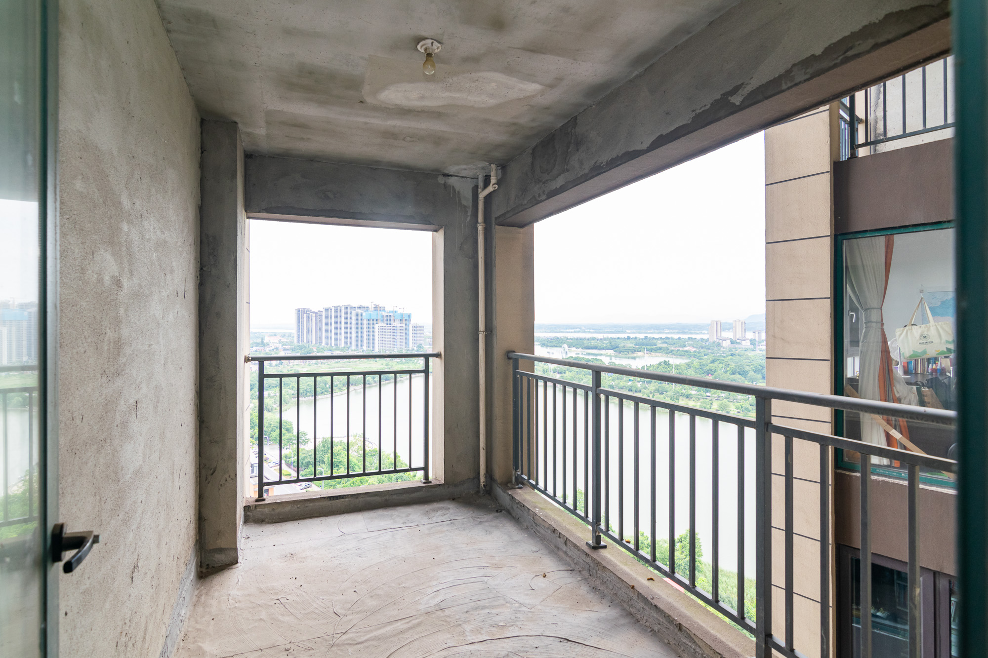 丽景华庭  3室2厅2卫   73.80万卧室