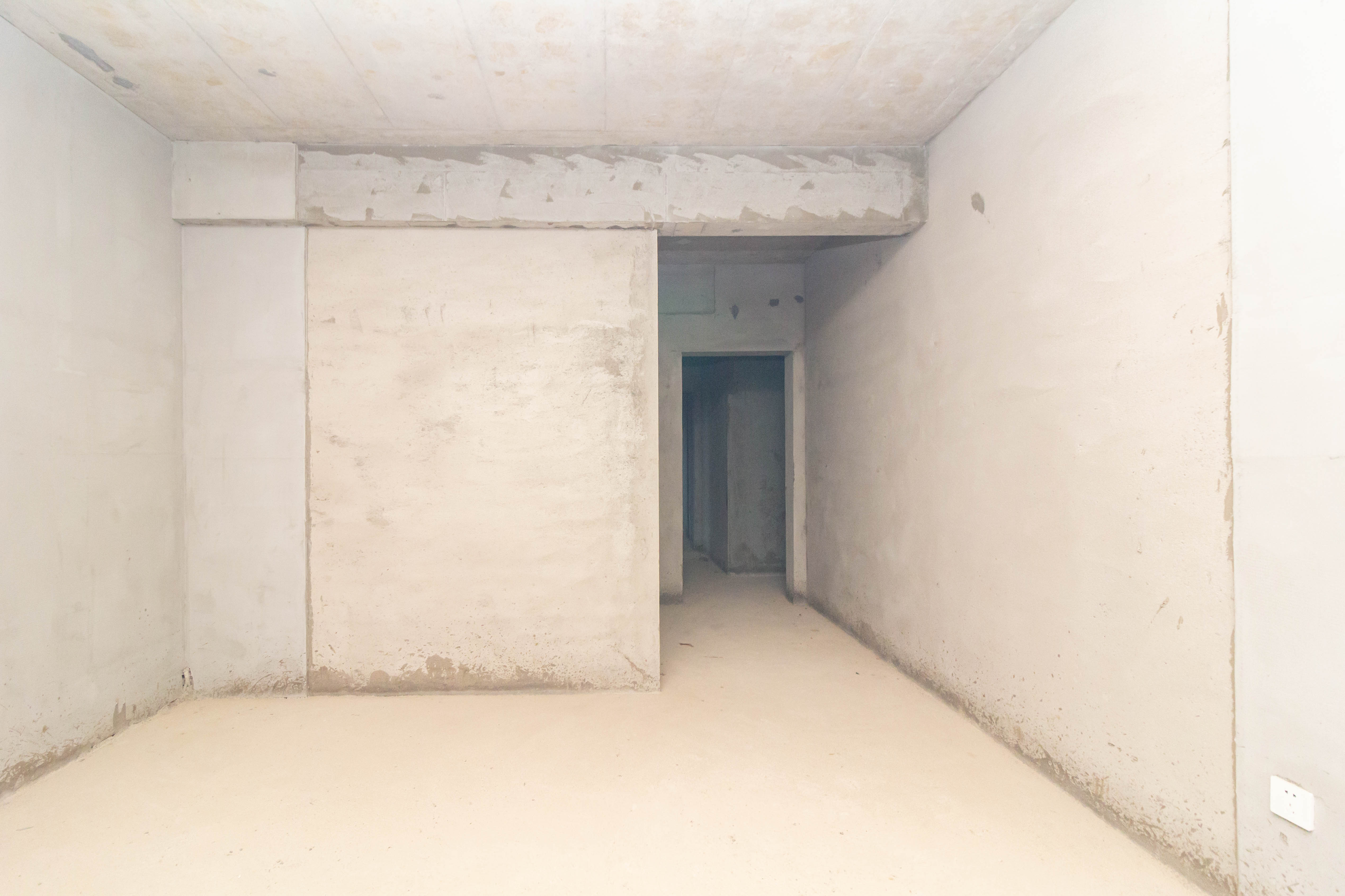 东方美地  4室2厅2卫   100.00万卧室