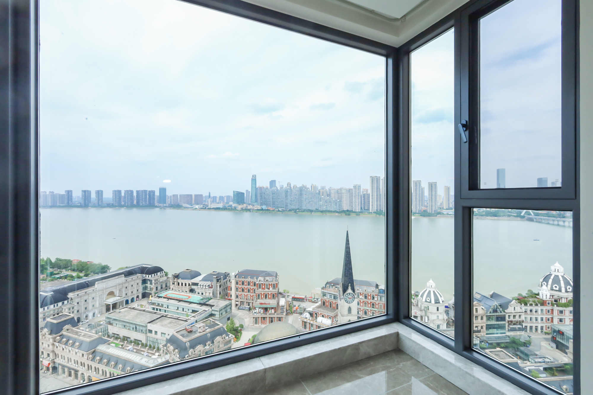 万科里金域国际  4室2厅2卫    500.0万阳台