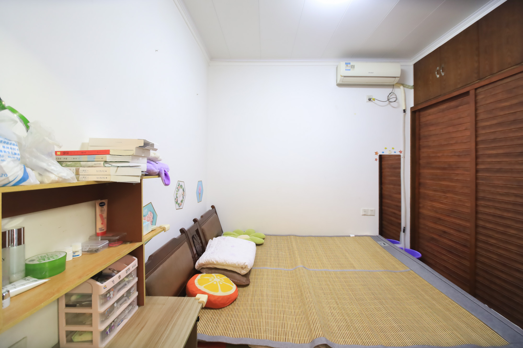 世纪桃花苑  3室2厅1卫    45.0万 世纪桃花苑  3室2厅1卫    45.0万卧室