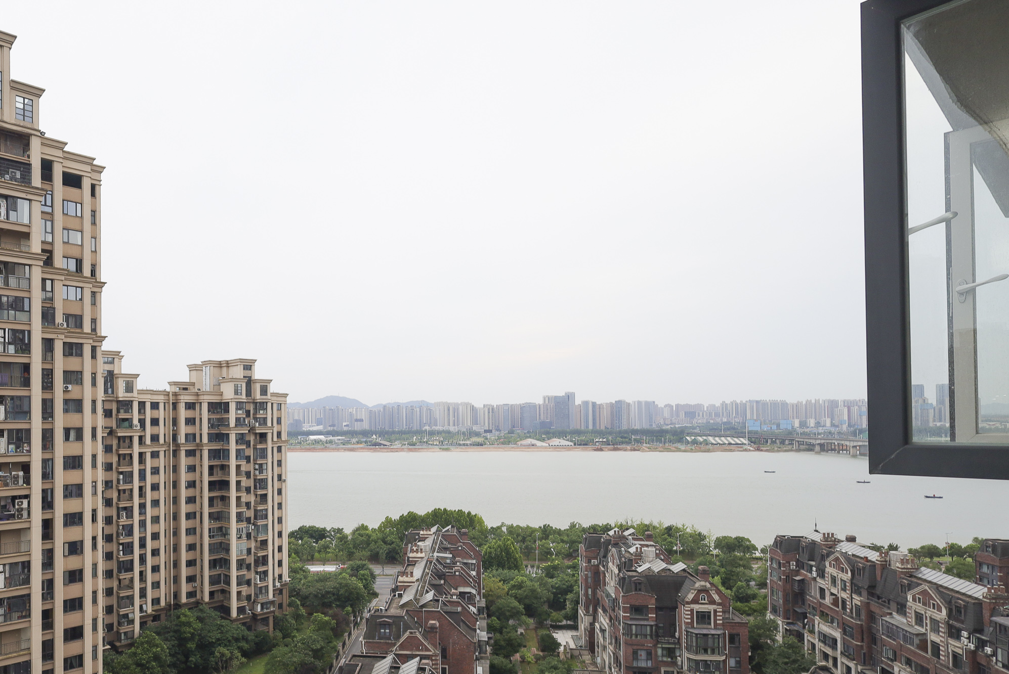 绿地海外滩一期  3室2厅1卫   66.00万其他