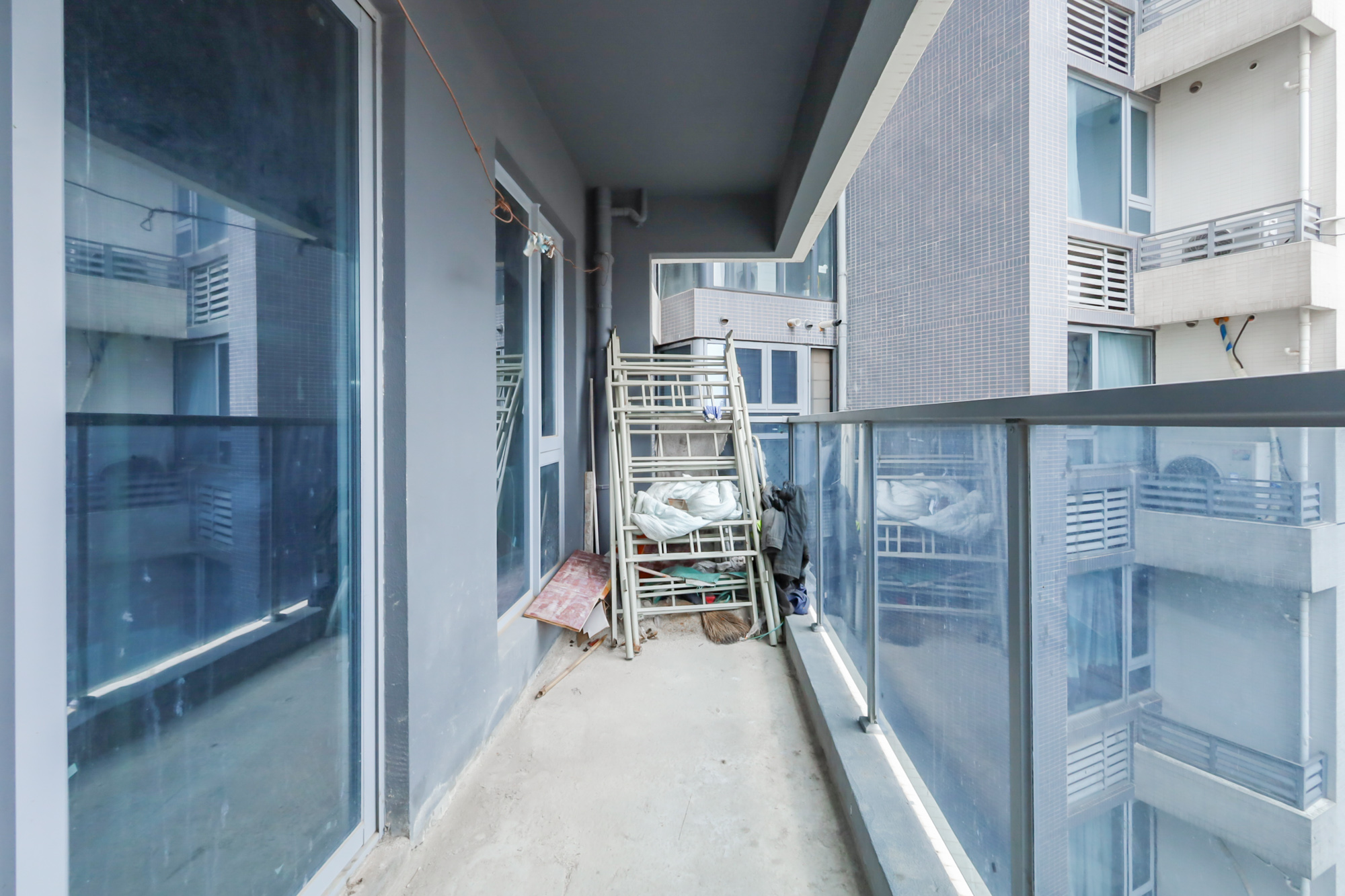 保利天禧D区  4室2厅2卫   255.00万阳台
