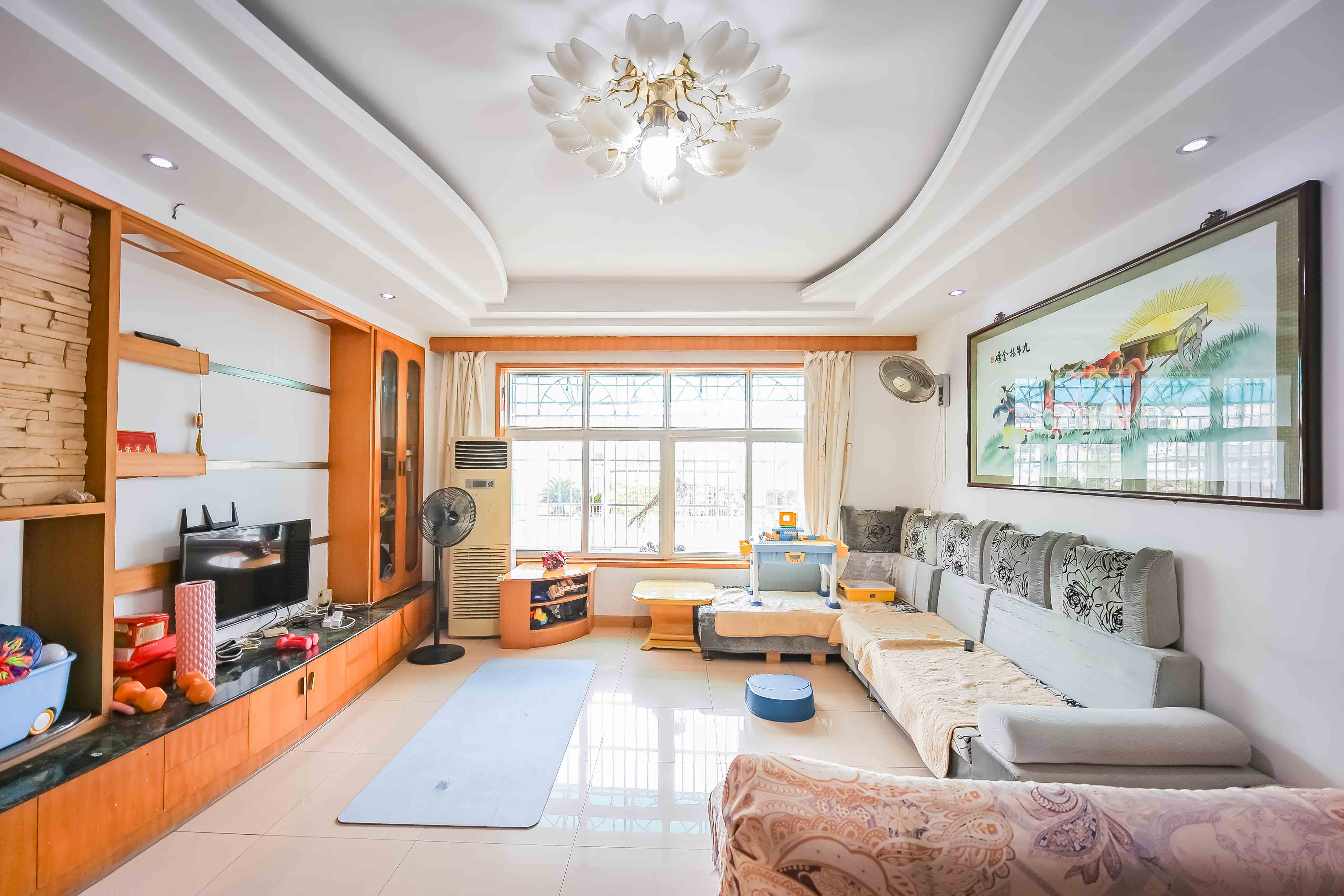 广济苑公寓  4室2厅2卫    125.8万客厅