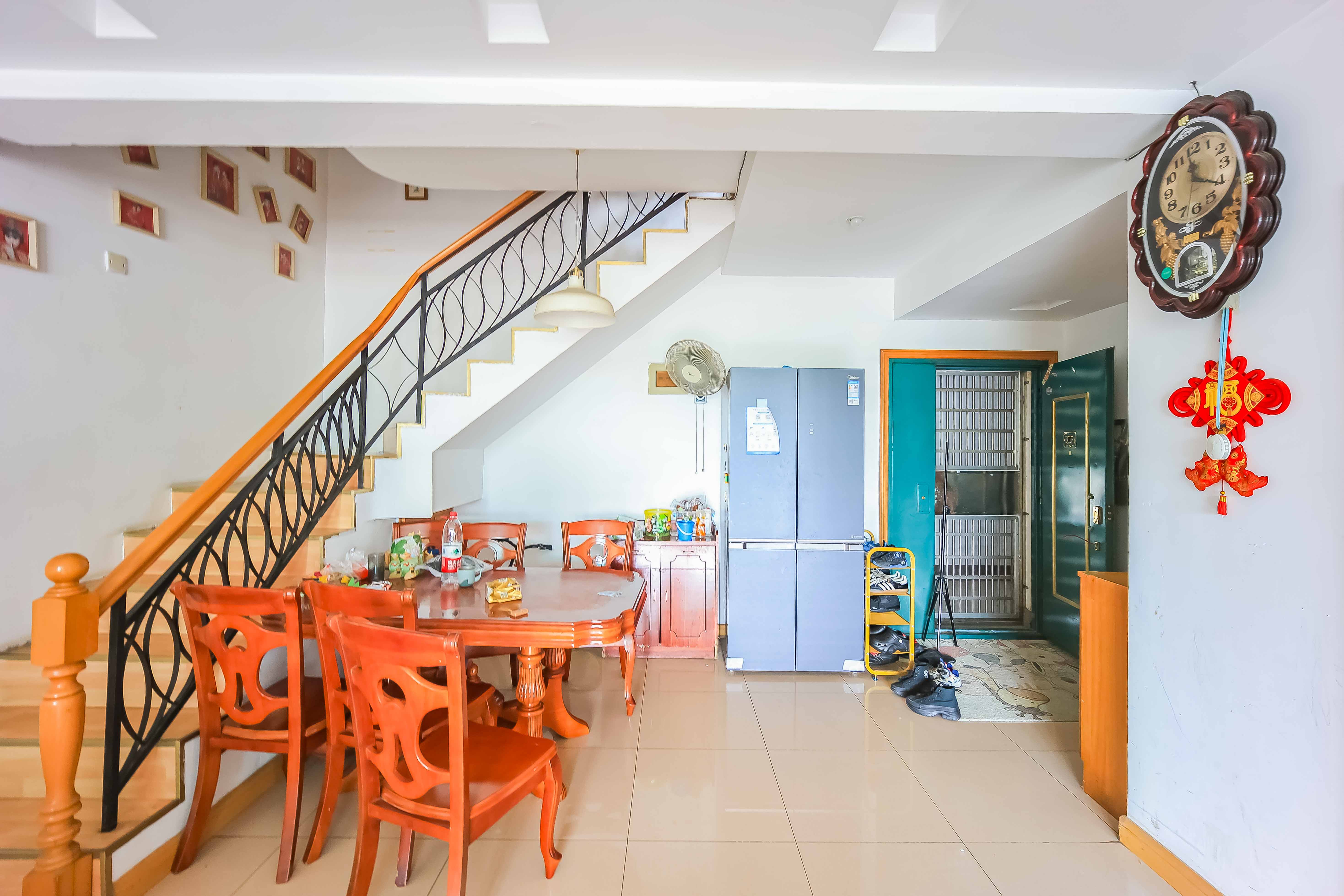 广济苑公寓  4室2厅2卫    125.8万客厅