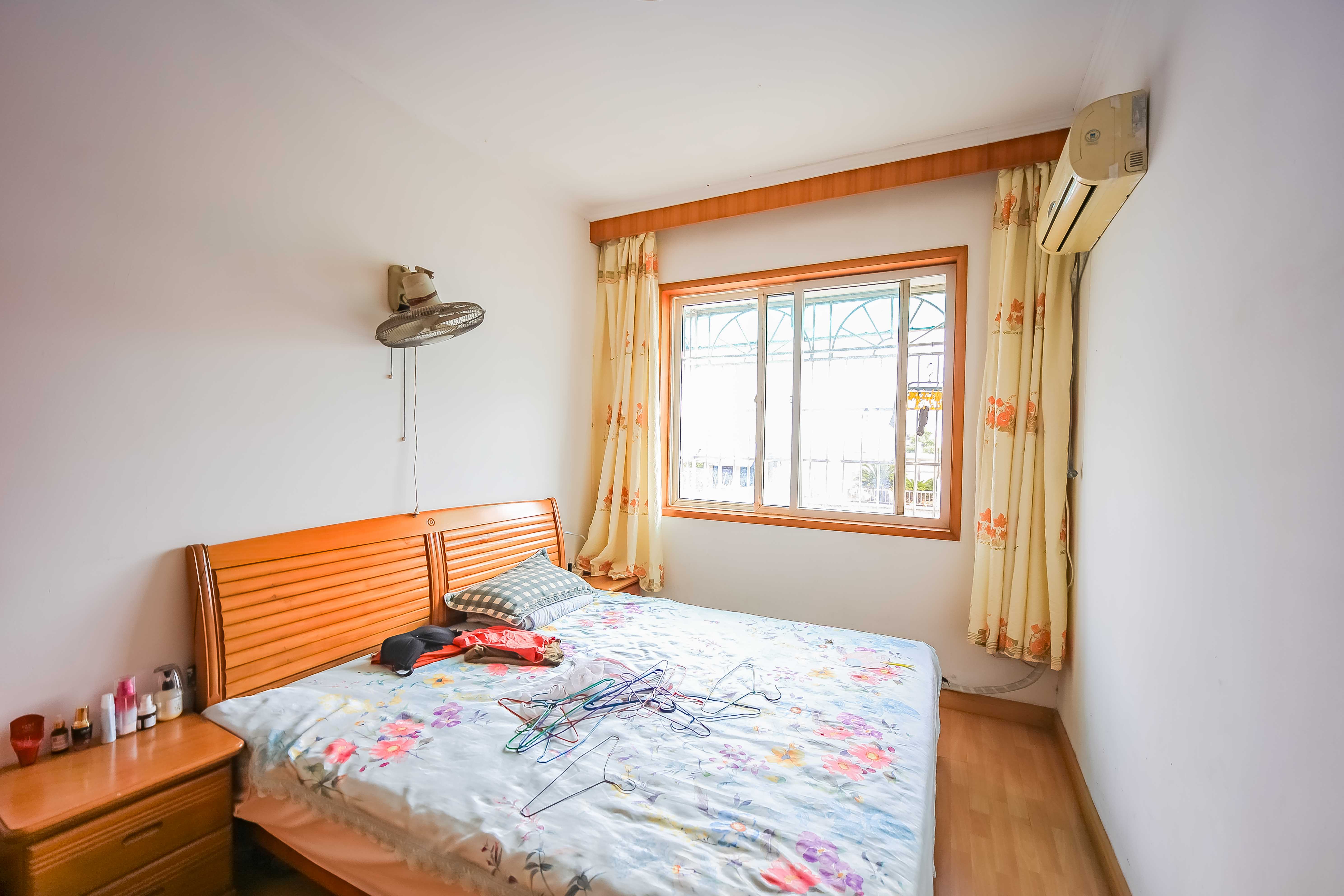 广济苑公寓  4室2厅2卫    125.8万卧室