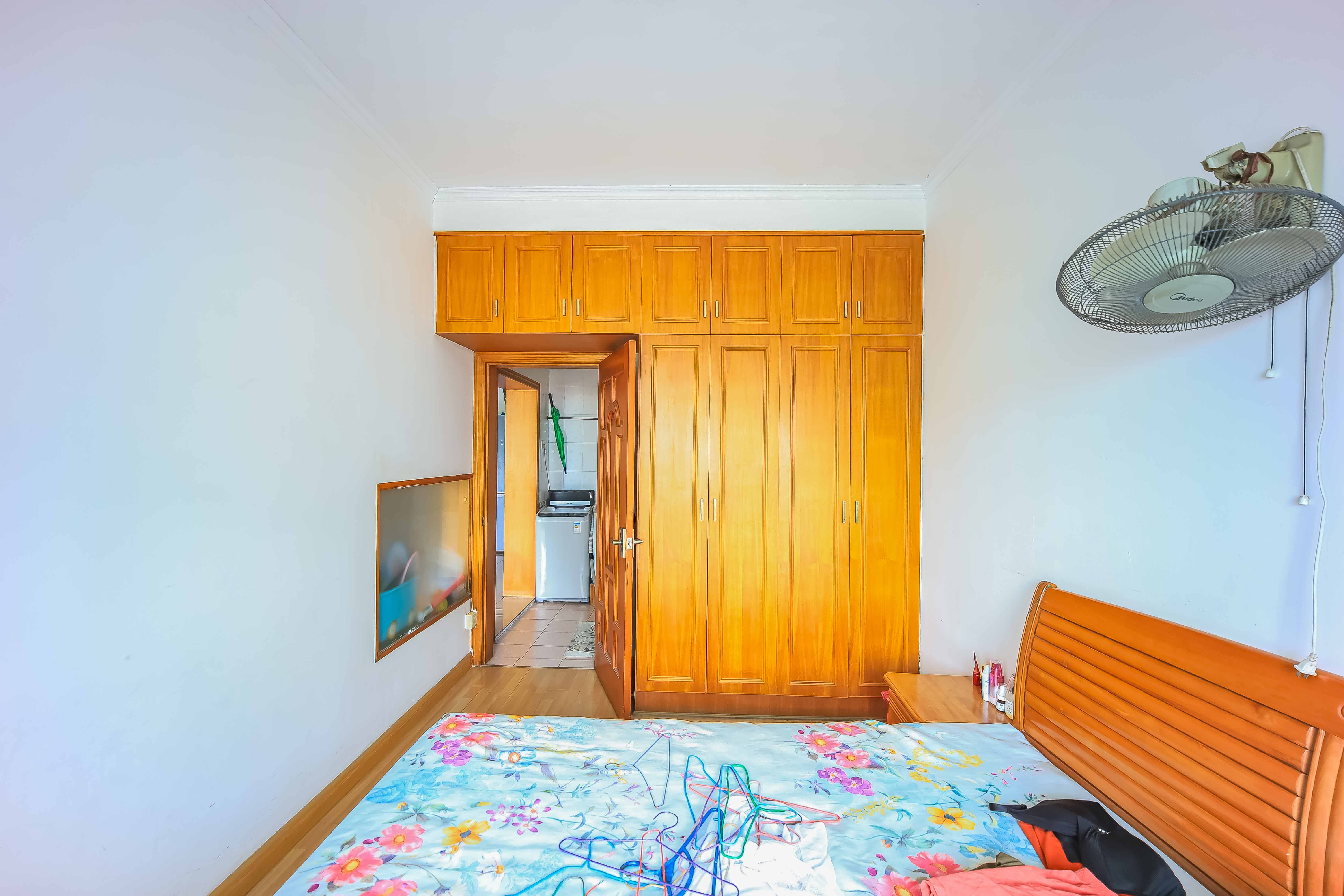 广济苑公寓  4室2厅2卫    125.8万卧室