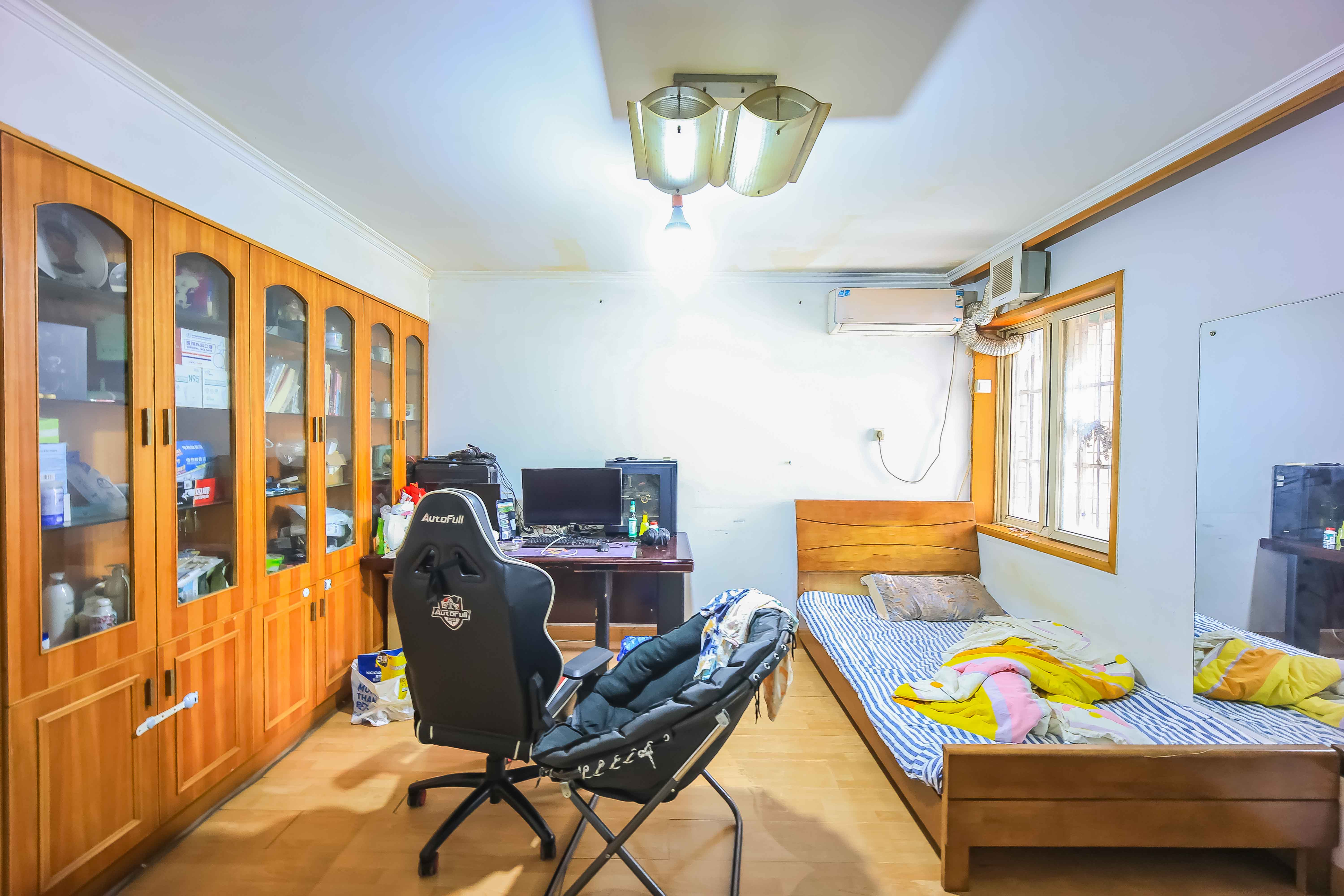 广济苑公寓  4室2厅2卫    125.8万卧室