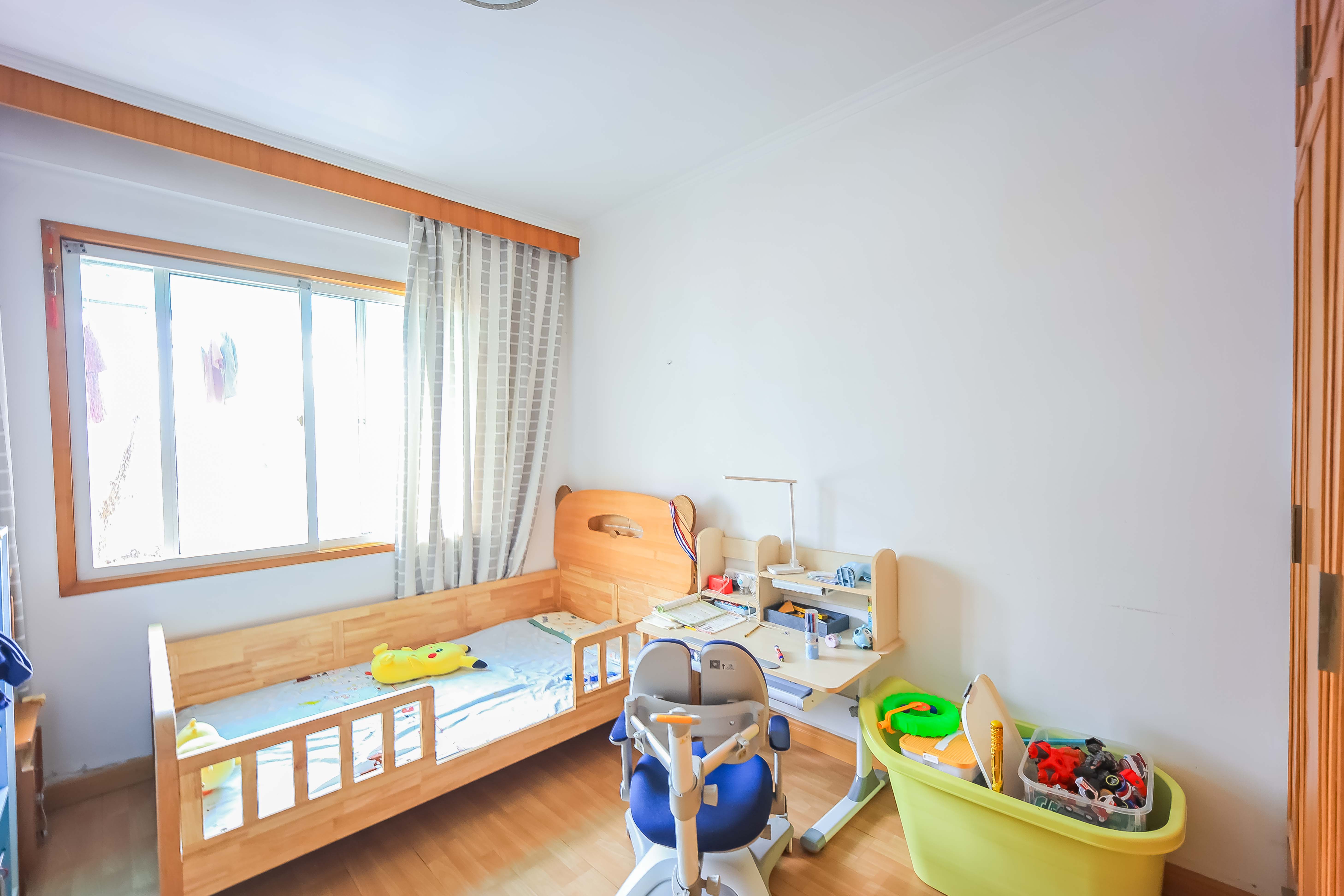 广济苑公寓  4室2厅2卫    125.8万卧室