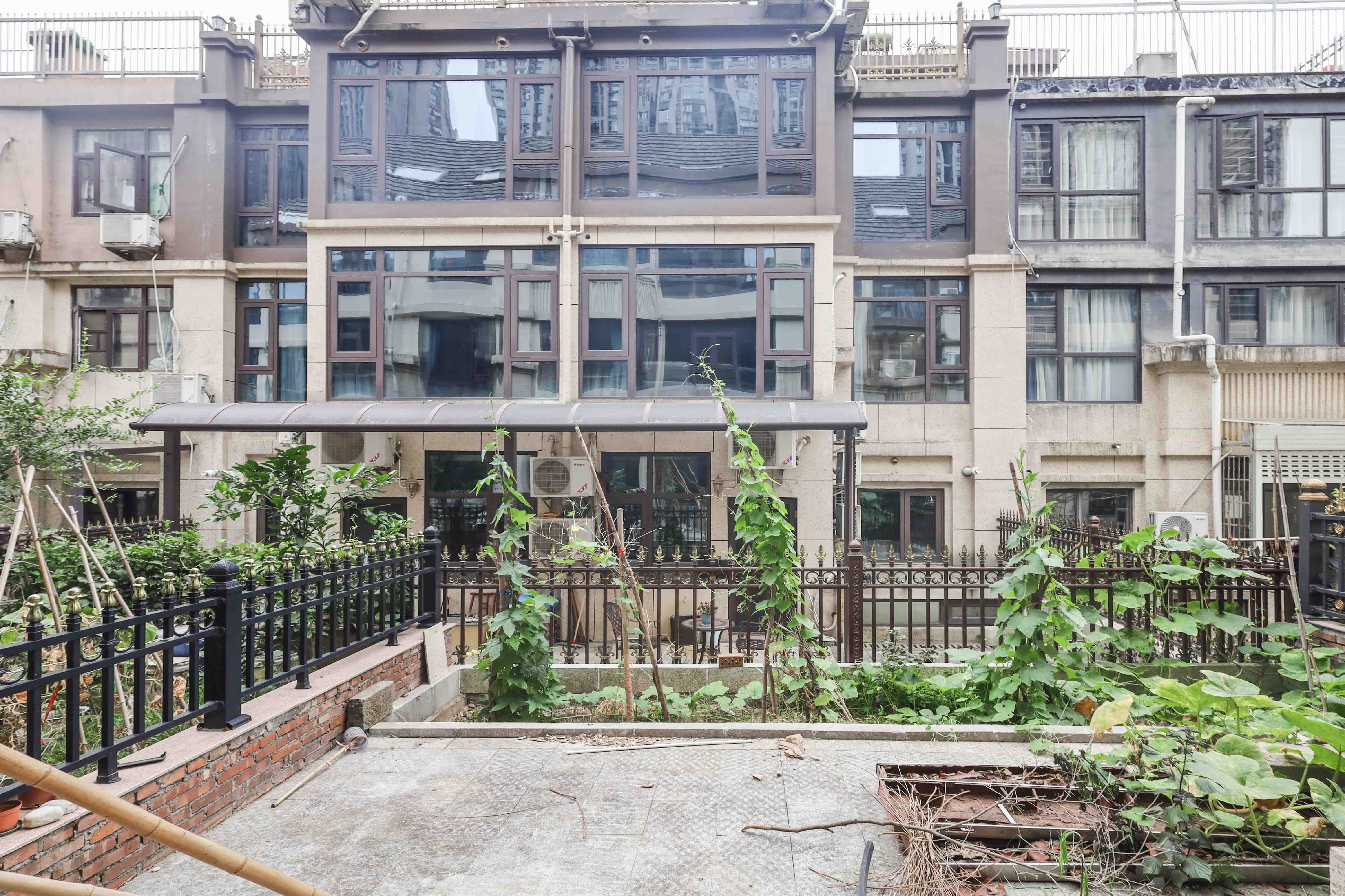 旭辉御府  8室3厅3卫    470.0万 旭辉御府  8室3厅3卫    470.0万阳台