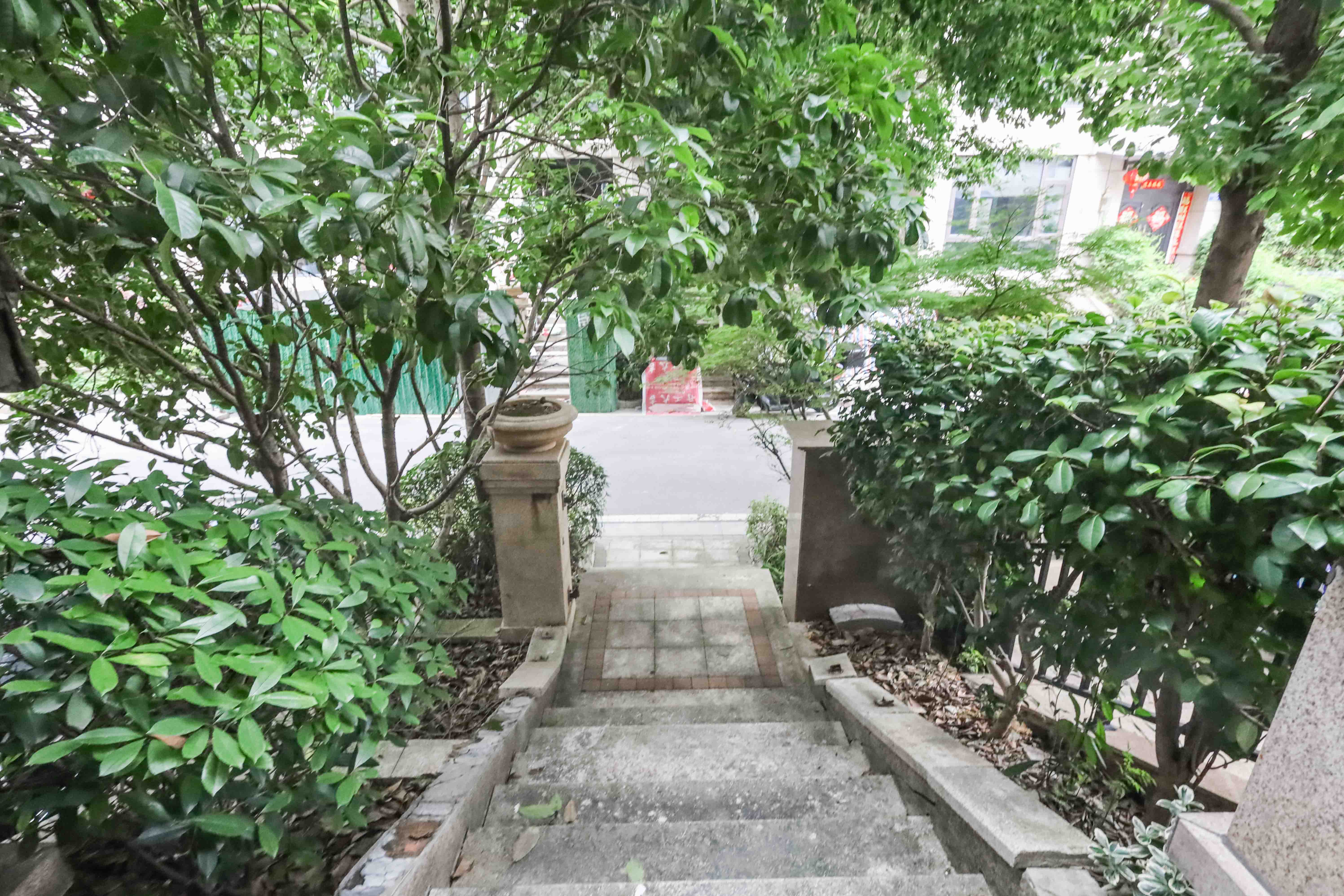 旭辉御府  8室3厅3卫    470.0万 旭辉御府  8室3厅3卫    470.0万阳台