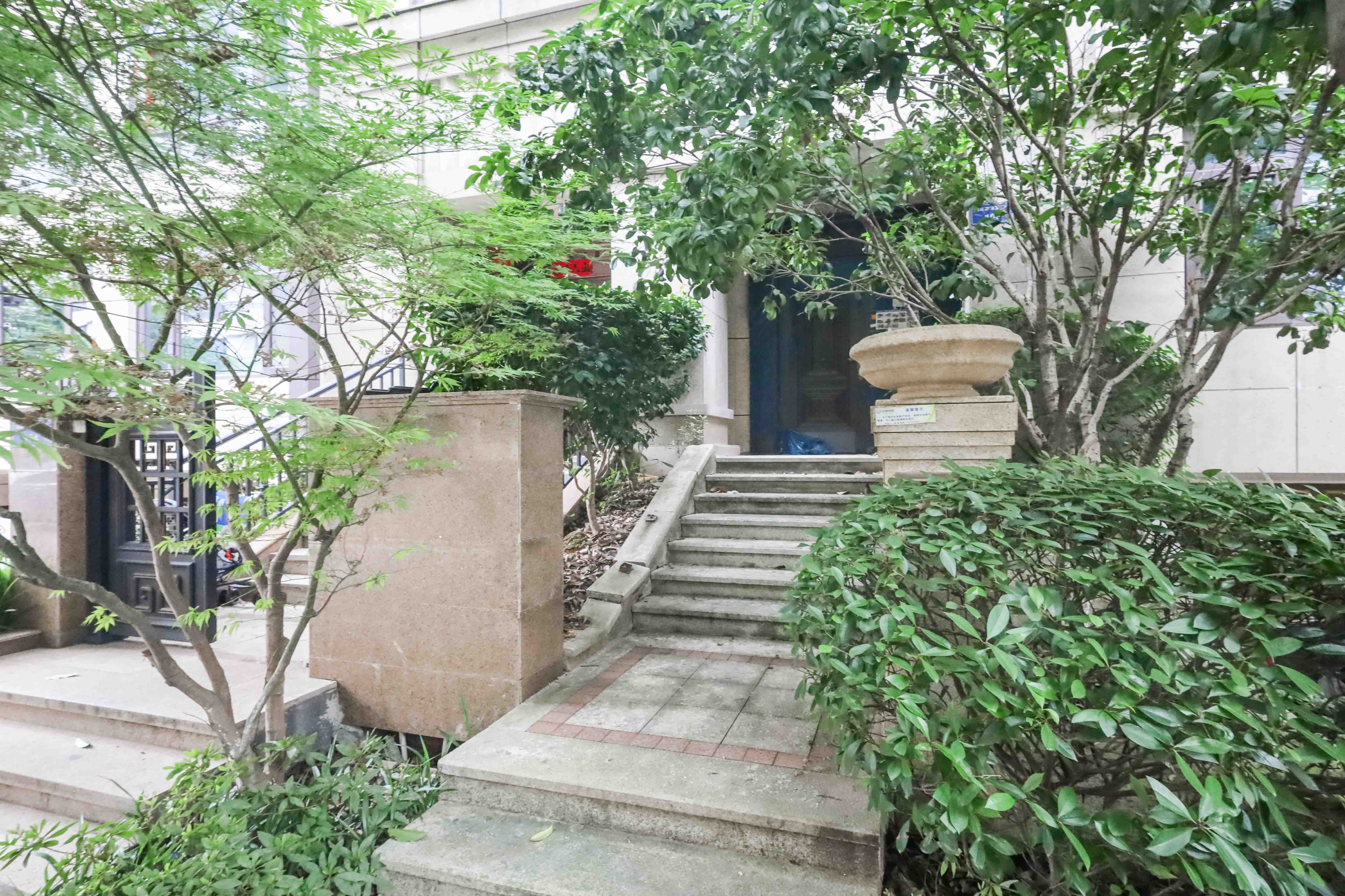 旭辉御府  8室3厅3卫    470.0万 旭辉御府  8室3厅3卫    470.0万阳台