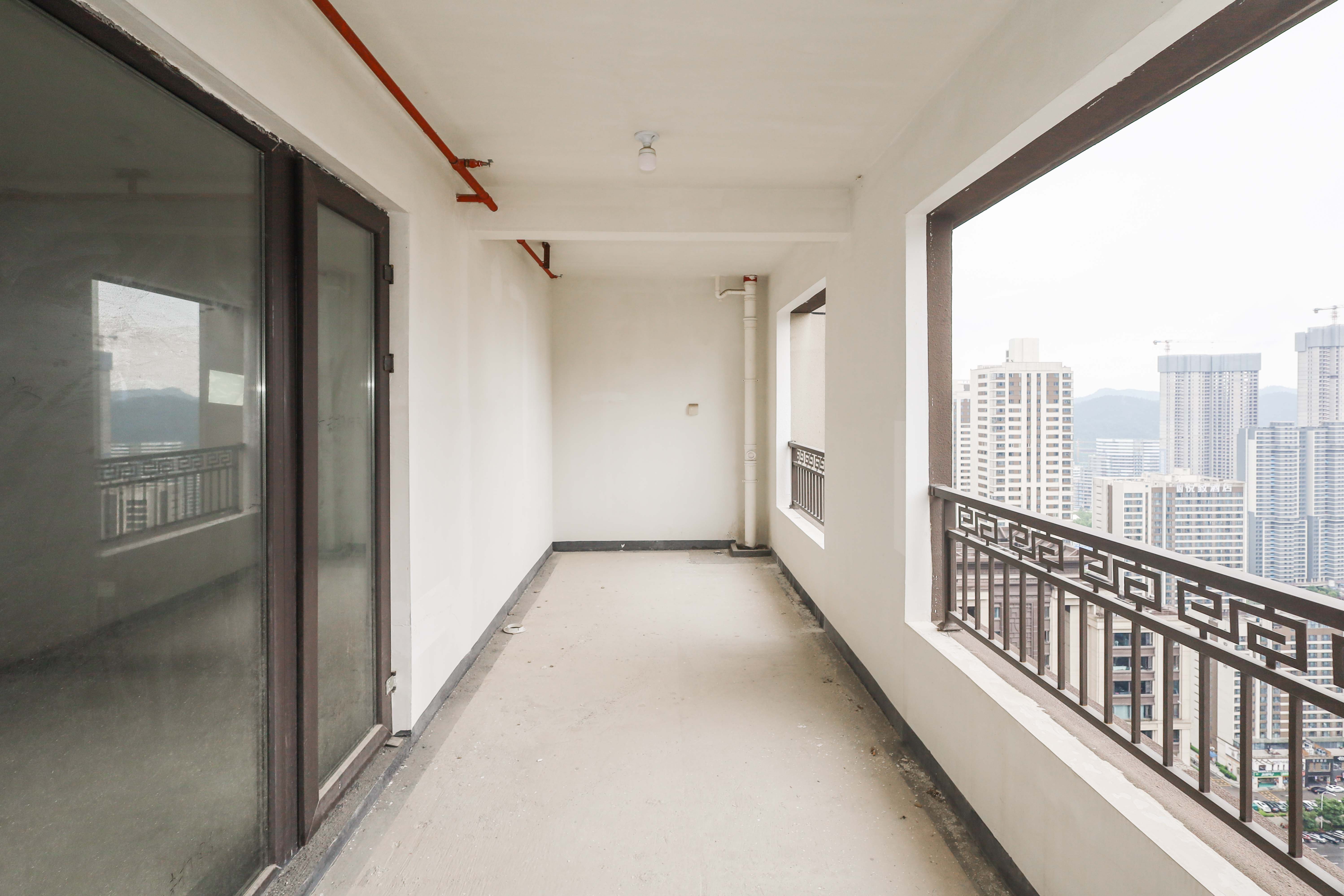 建发央著  4室2厅3卫   278.00万阳台