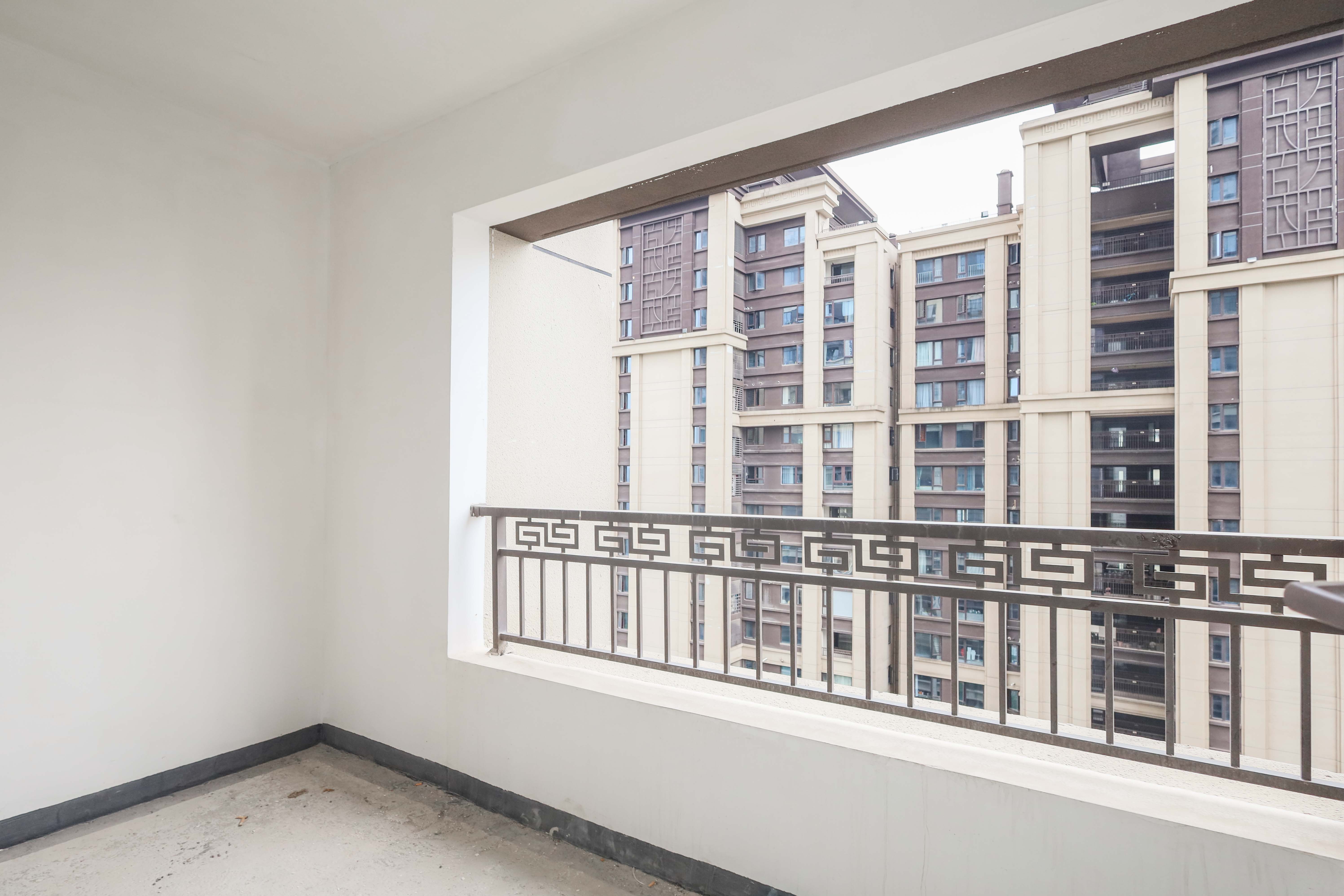 建发央著  3室2厅2卫   175.00万阳台