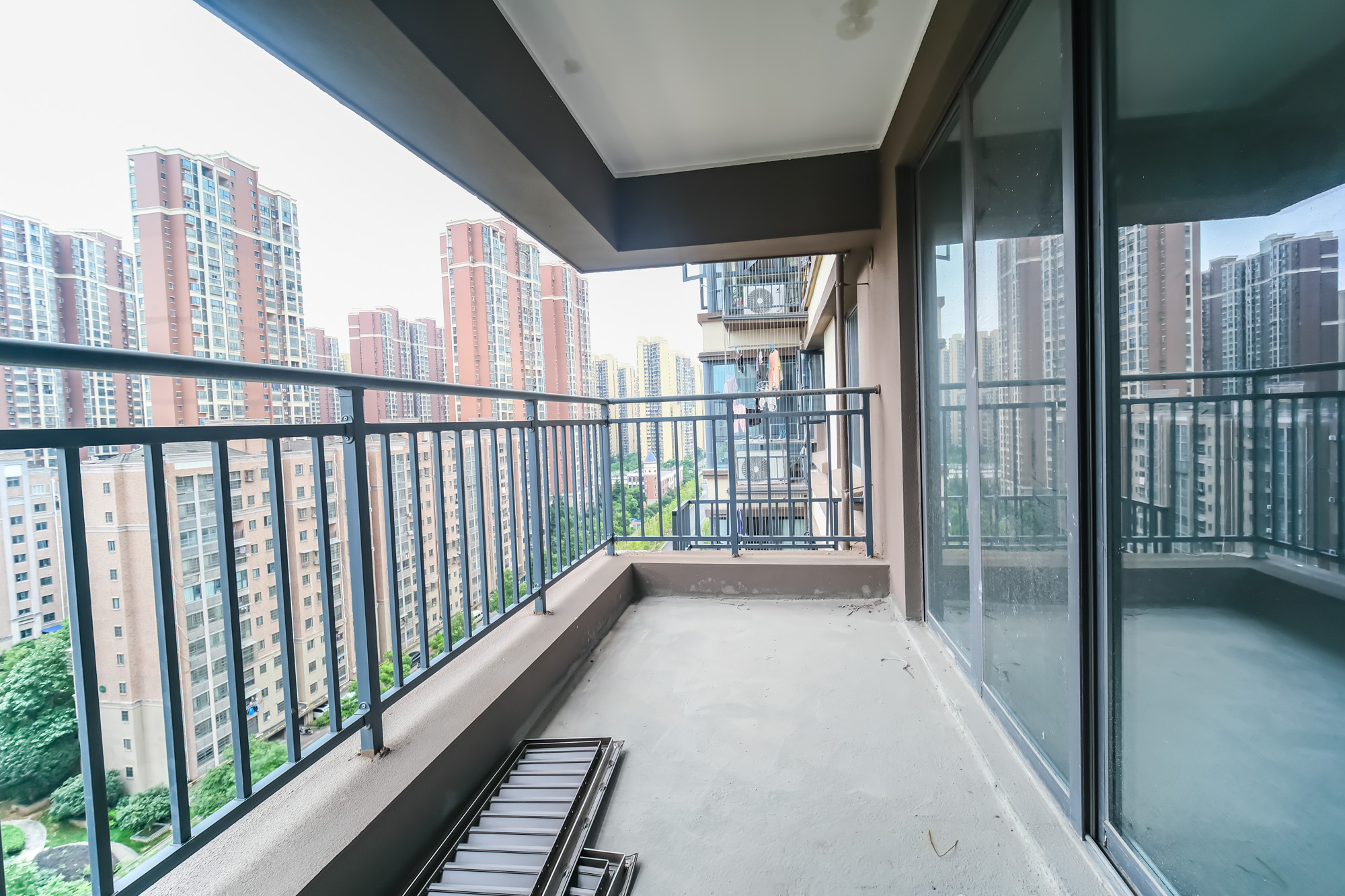 荣盛城  4室2厅2卫    108.0万 荣盛城  4室2厅2卫    108.0万阳台