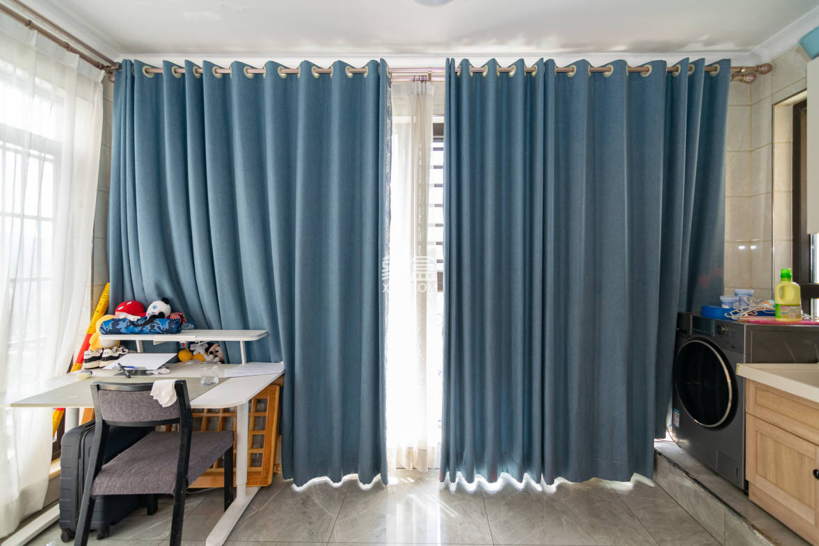 荣盛岳麓峰景 4室2厅2卫 105.0万 荣盛岳麓峰景 4室2厅2卫 105.0万阳台