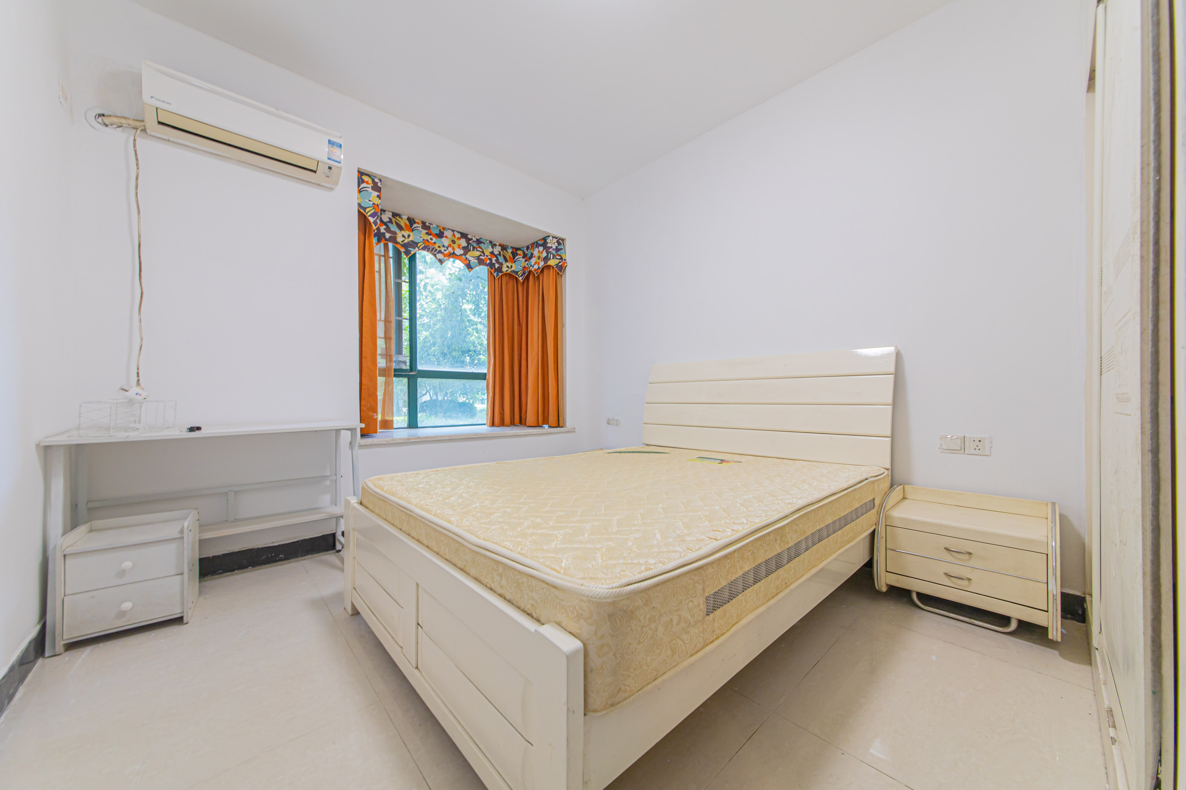 华天苑 3室2厅1卫 82.0万 华天苑 3室2厅1卫 82.0万卧室