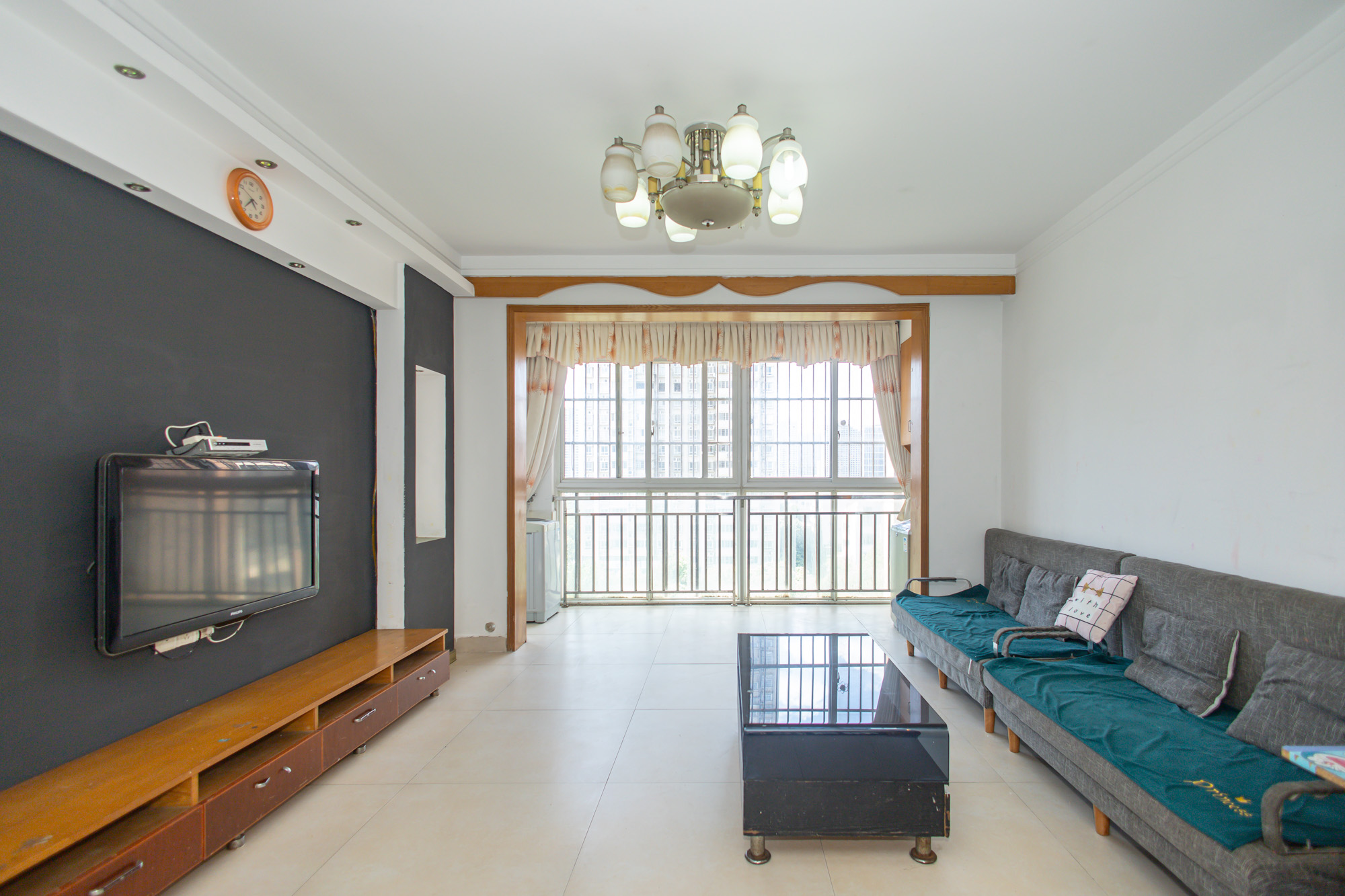 香槟小镇(香槟花苑) 4室2厅1卫 73.8万 香槟小镇(香槟花苑) 4室2厅1卫 73.8万客厅