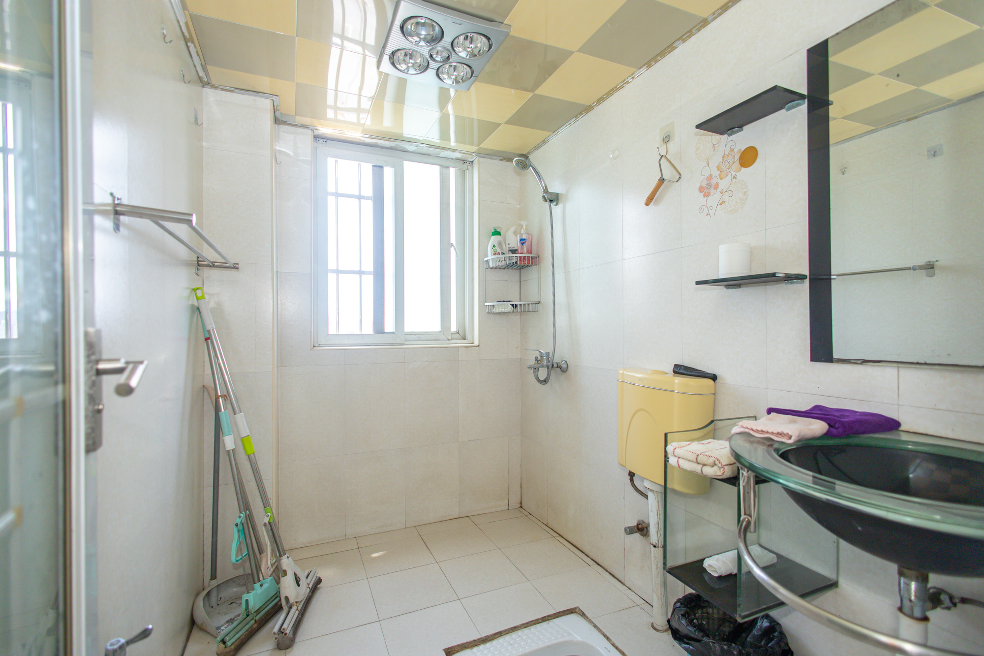 香槟小镇(香槟花苑) 4室2厅1卫 73.8万 香槟小镇(香槟花苑) 4室2厅1卫 73.8万卫生间