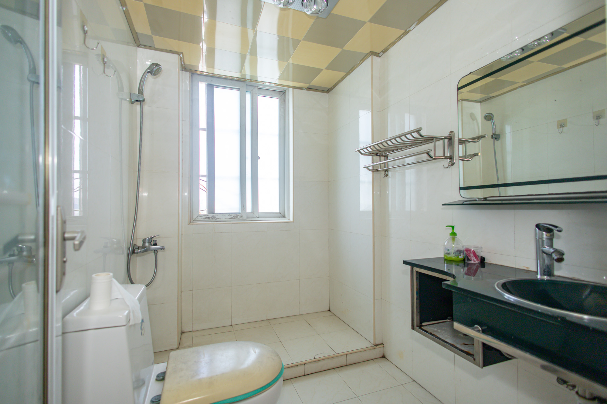 香槟小镇(香槟花苑) 4室2厅1卫 73.8万 香槟小镇(香槟花苑) 4室2厅1卫 73.8万卫生间