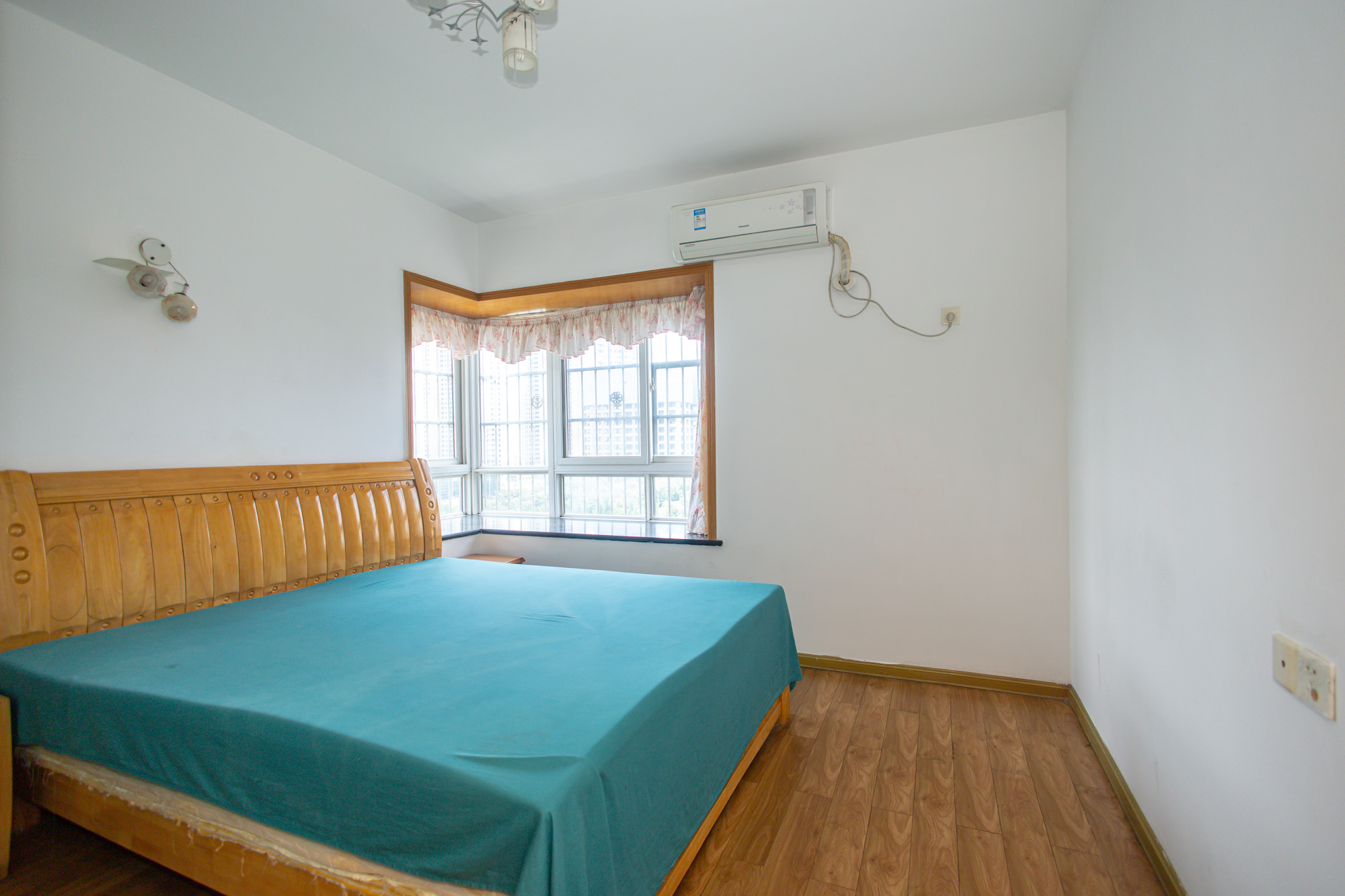 香槟小镇(香槟花苑) 4室2厅1卫 73.8万 香槟小镇(香槟花苑) 4室2厅1卫 73.8万卧室