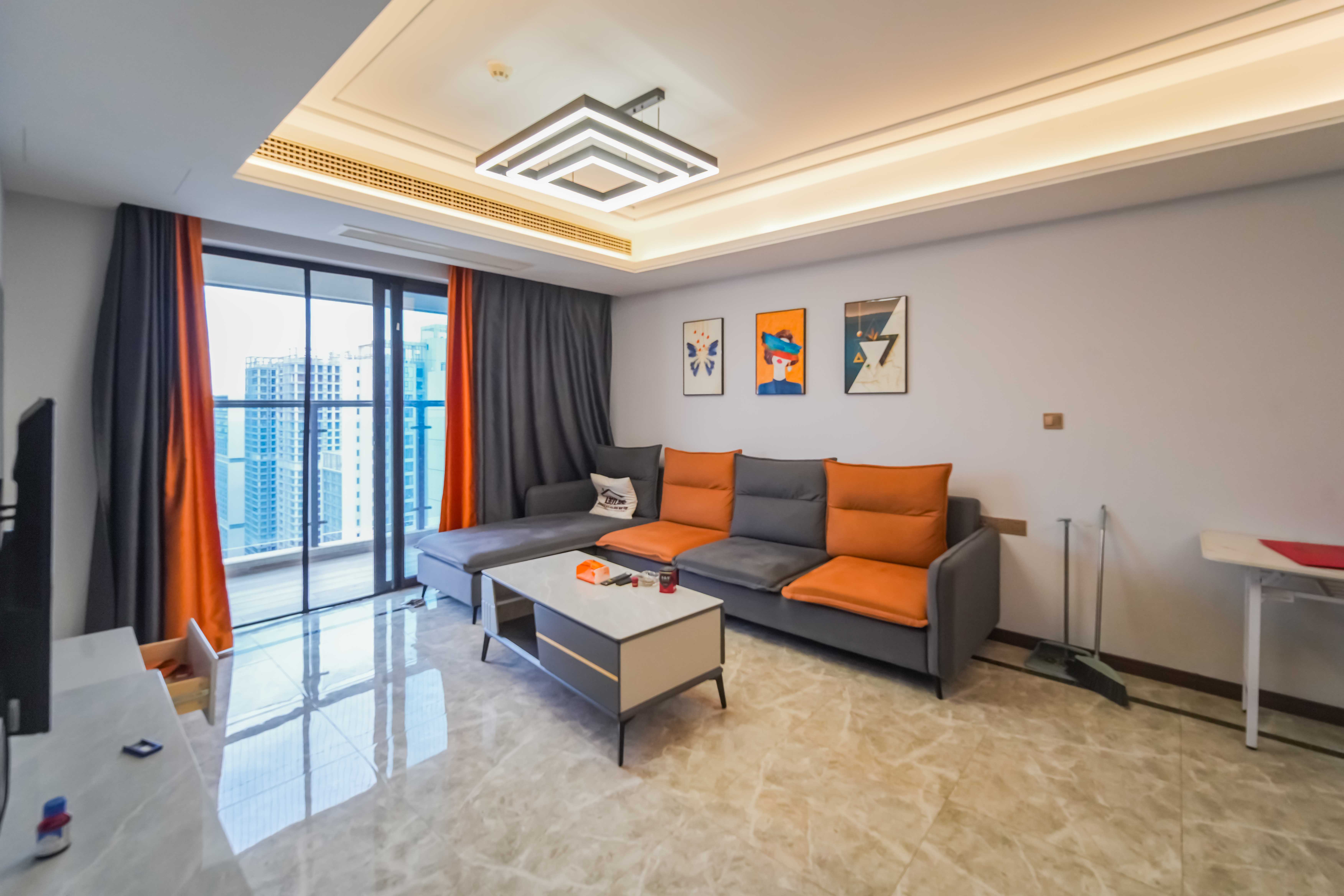 绿地长沙城际空间站（绿地新里佳苑）  3室2厅2卫    144.0万客厅