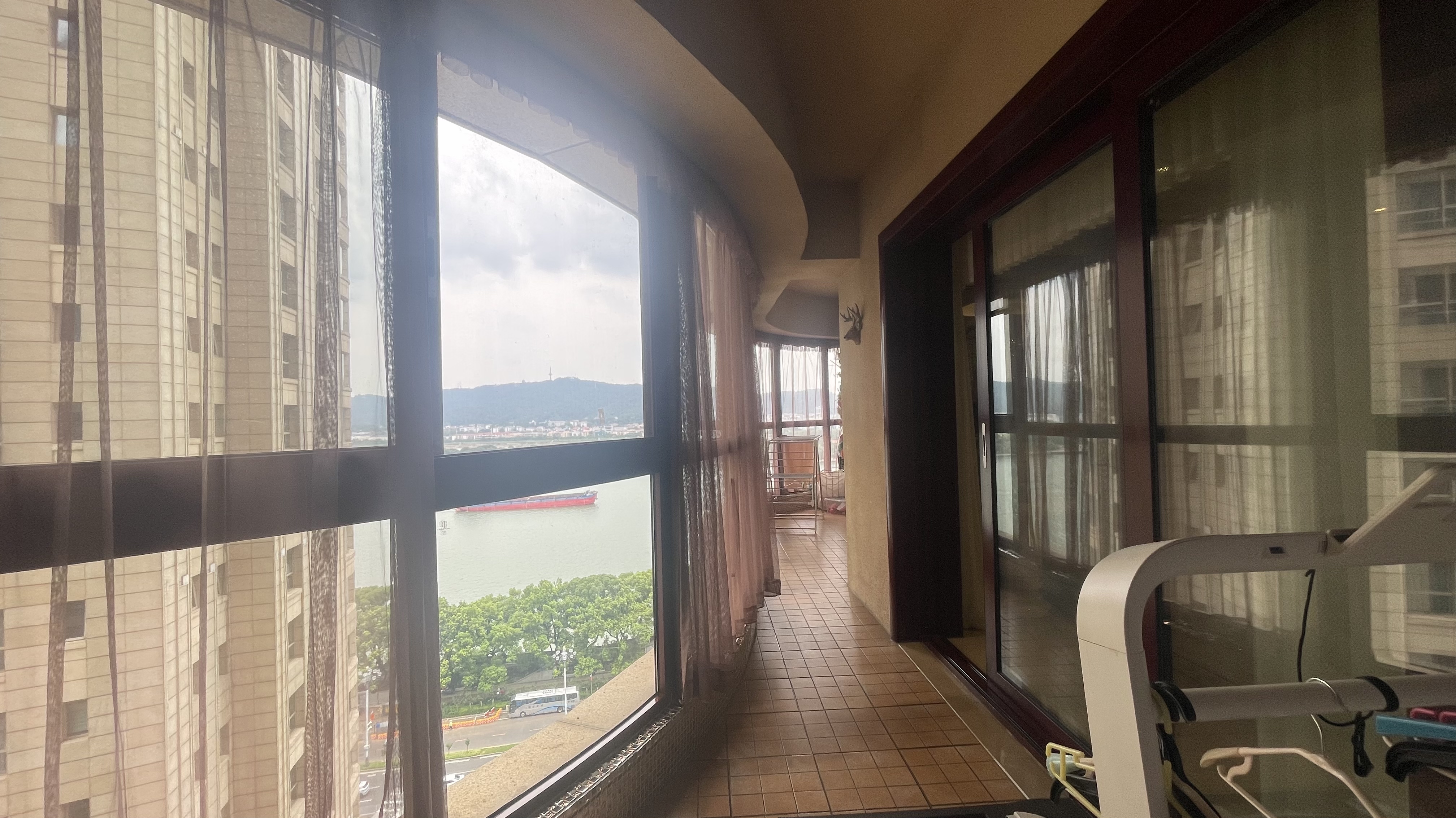 华远华中心 5室2厅2卫 650.0万 华远华中心 5室2厅2卫 650.0万阳台