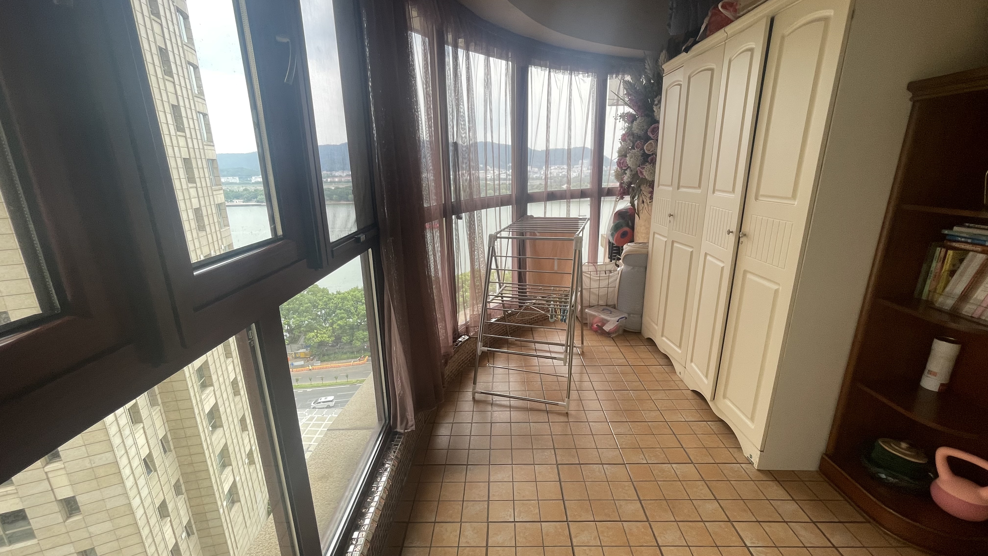 华远华中心 5室2厅2卫 650.0万 华远华中心 5室2厅2卫 650.0万阳台