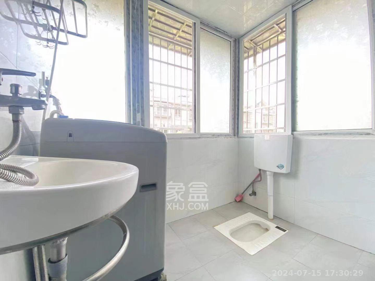 靳江小区  1室1厅1卫   1300.00元/月室内图
