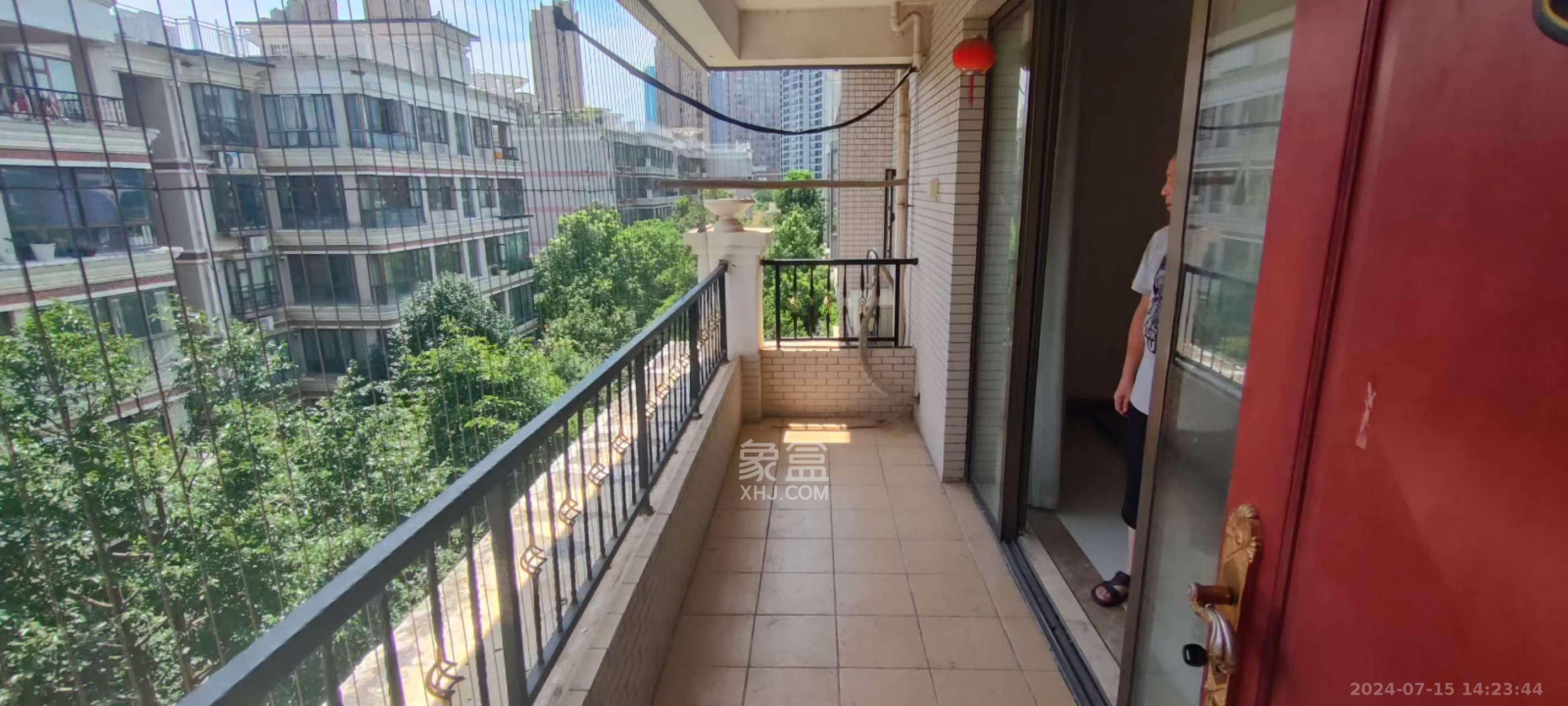 江山帝景雅典  3室2厅2卫   2400.00元/月室内图1