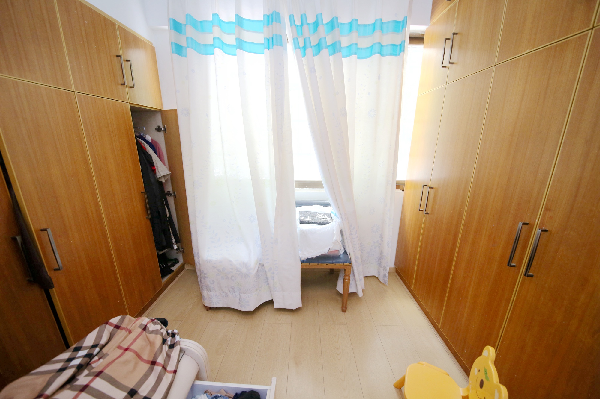 东南明苑  4室2厅2卫   137.00万阳台