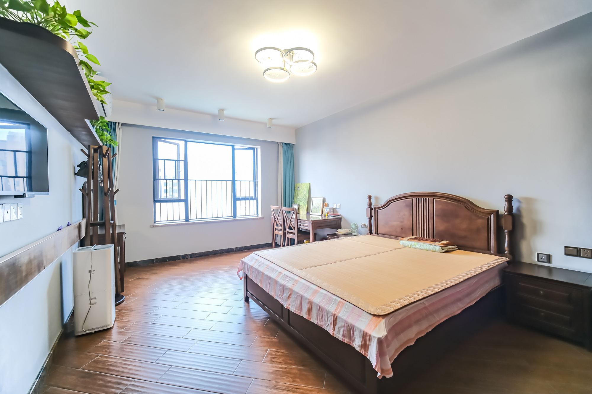 三一街区 5室2厅3卫 126.0万 三一街区 5室2厅3卫 126.0万卧室