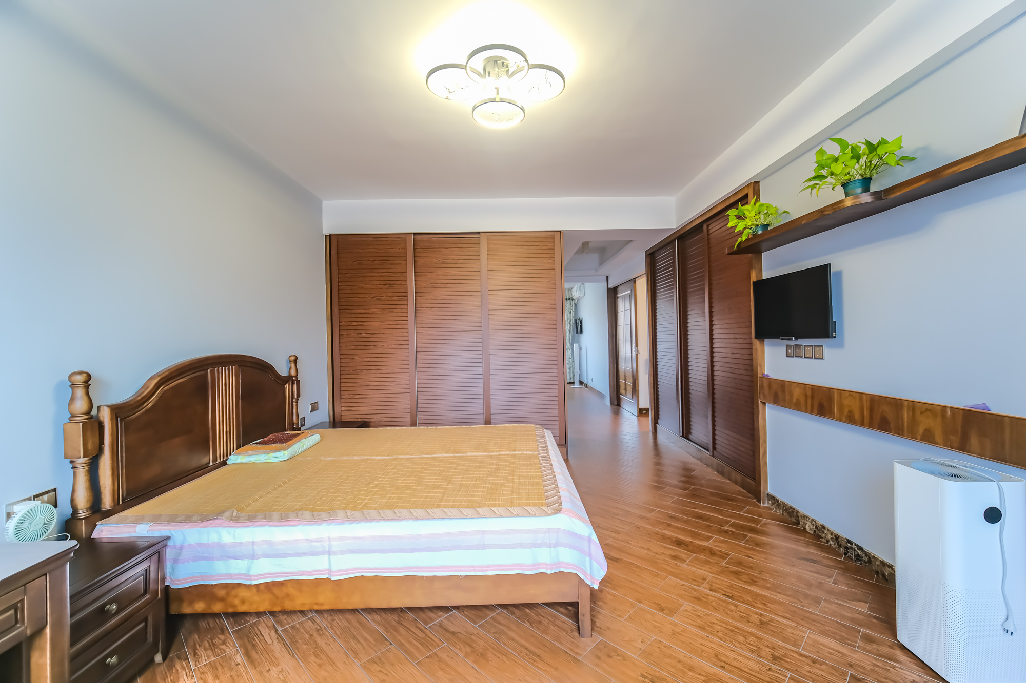 三一街区 5室2厅3卫 126.0万 三一街区 5室2厅3卫 126.0万卧室