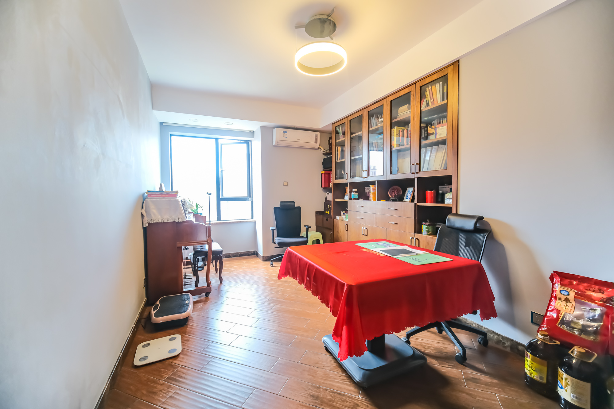 三一街区 5室2厅3卫 126.0万 三一街区 5室2厅3卫 126.0万卧室