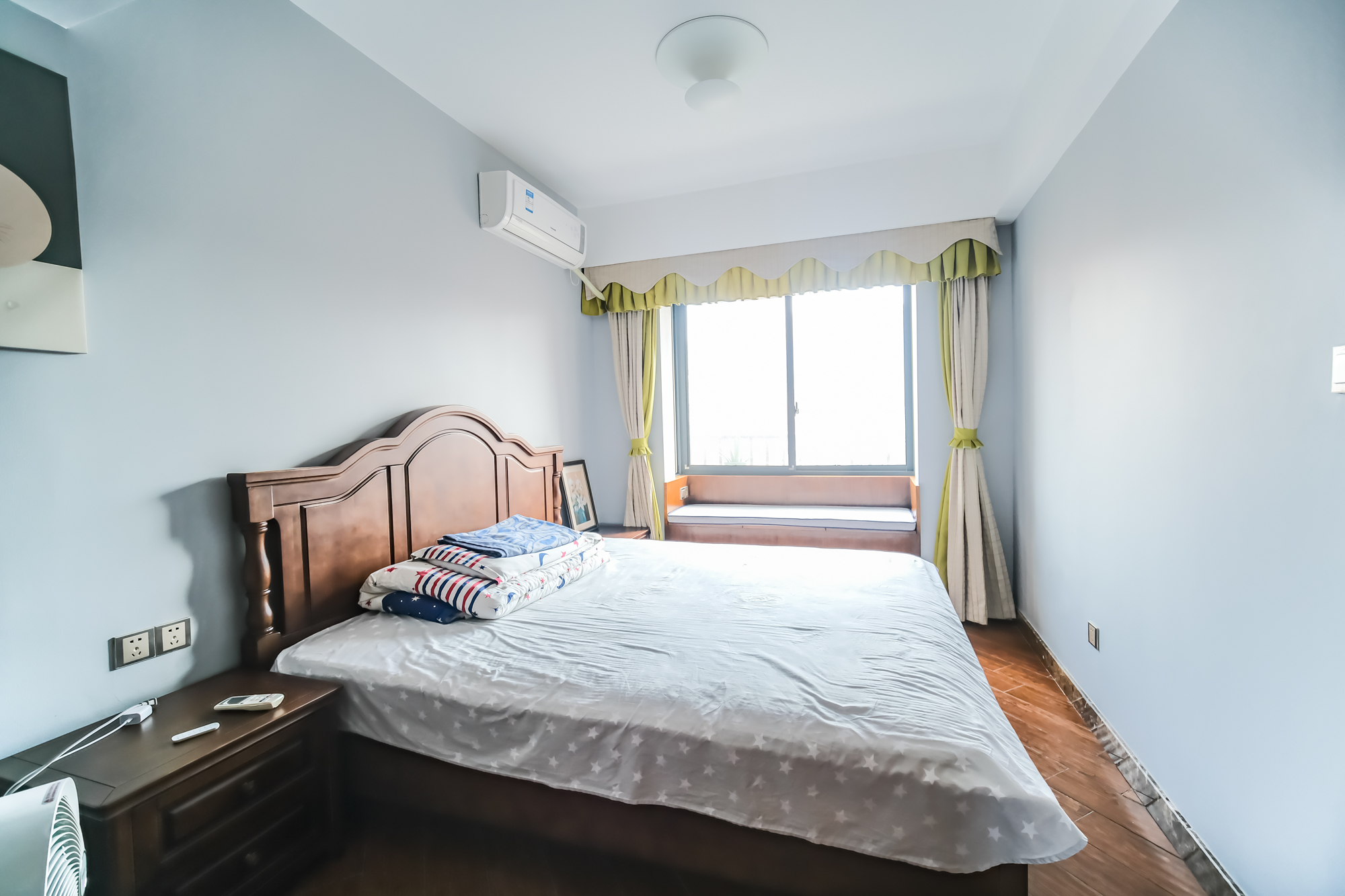 三一街区 5室2厅3卫 126.0万 三一街区 5室2厅3卫 126.0万卧室